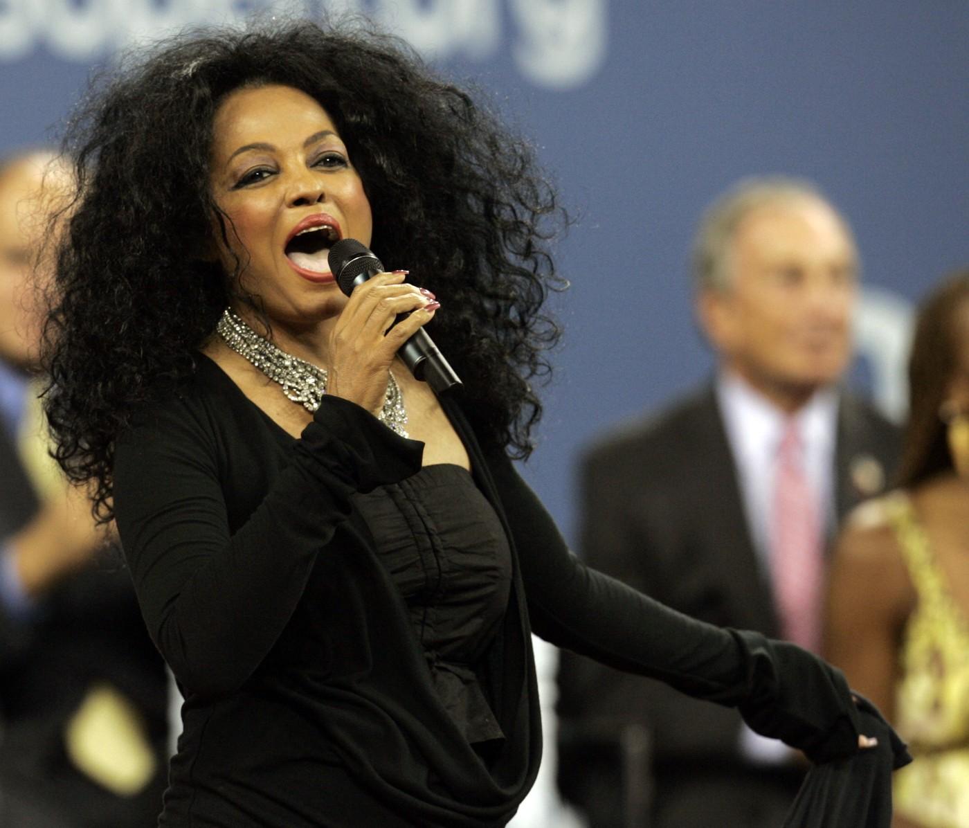 Diana Ross vystupuje během slavnostního otevření Národního tenisového centra USTA