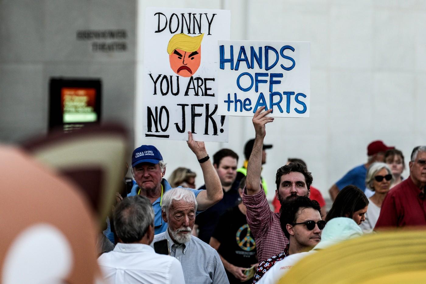 Protest „Hands Around the Kennedy Center“ ve Washingtonu, D.C. Před budovou John F. Kennedy Center for the Performing Arts se shromáždil velký dav demonstrantů v rámci protestu „Hands Around the Kennedy Center“, který ve Washingtonu, D.C. uspořádala organizace Hands Off the Arts.