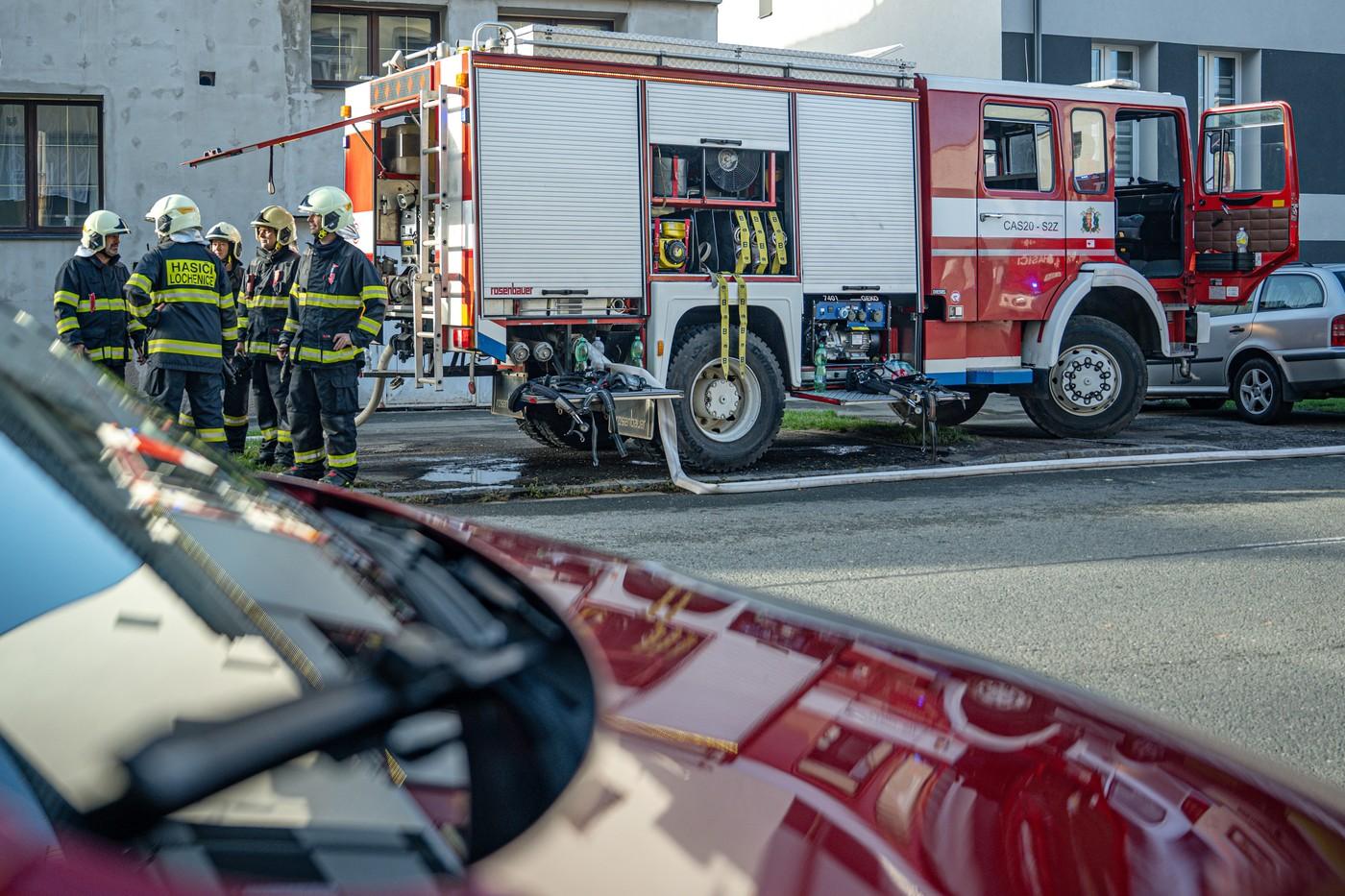  Hasiči při dohašovacích pracích po požáru plechové haly s automobilovými a motocyklovými veterány 