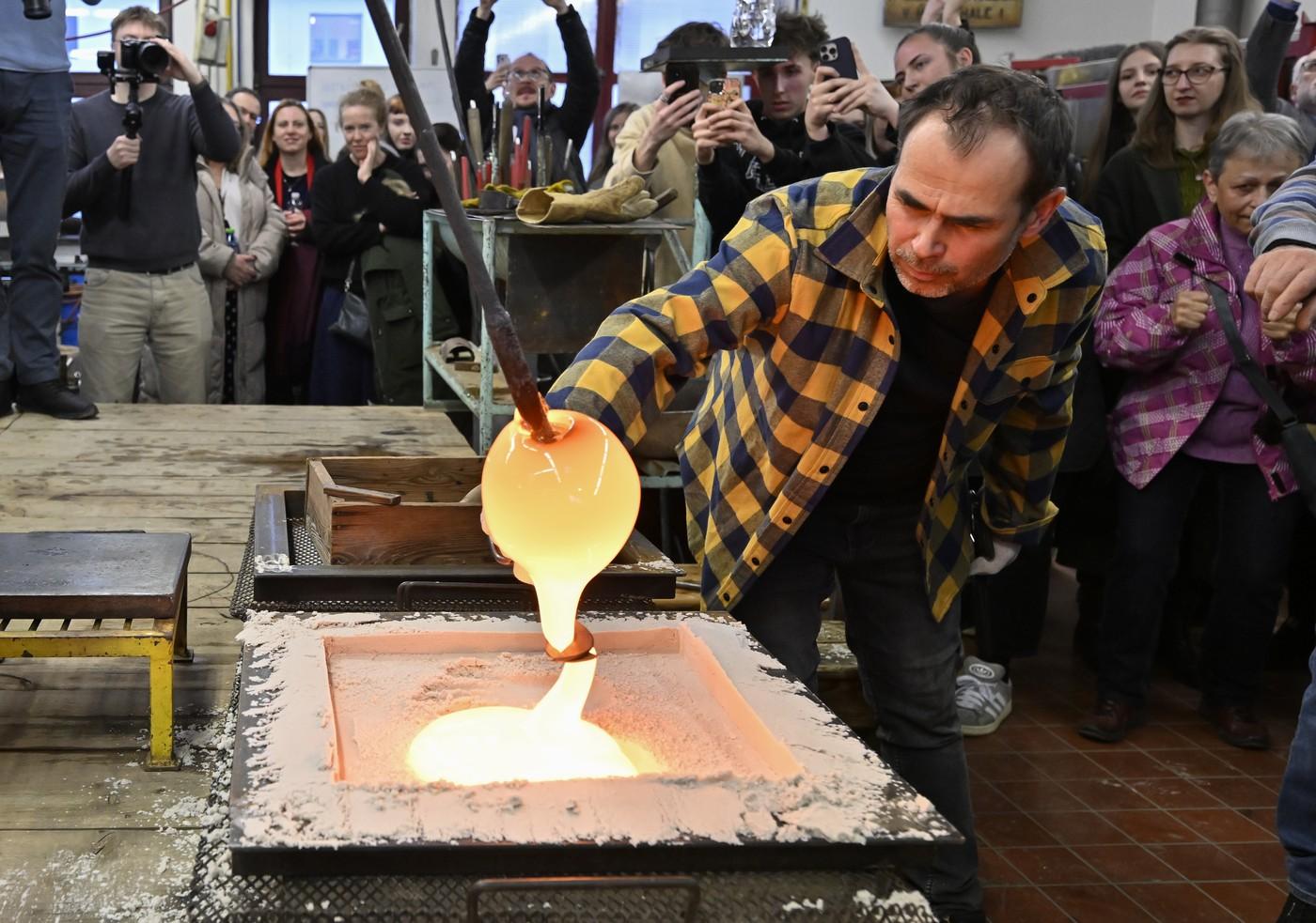 Skláři vyrábějí skleněné odlitky rukou architekta Davida Vávry ve školní huti Střední uměleckoprůmyslové školy sklářské.