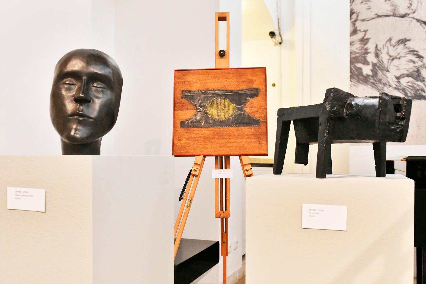 Západočeská galerie v Plzni představila mimořádný dar, který jí odkázala Christine Sekal, vdova po jednom z nejvýznamnějších umělců druhé poloviny 20. století Zbyňku Sekalovi, 12. května 2025, Plzeň. Galerie tak získala reliéfy, sochy, plastiky a další práce v celkové hodnotě několika desítek milionů korun.
