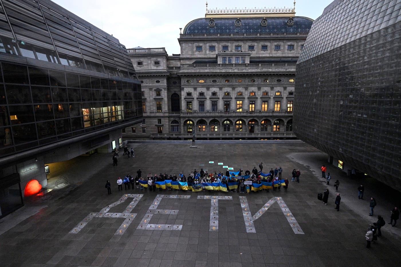 Shromáždění česko-ukrajinské iniciativy Hlas Ukrajiny. Nápisem „Děti“ si loni připoměli oběti ruského útoku na Činoherní divadlo v Mariupolu