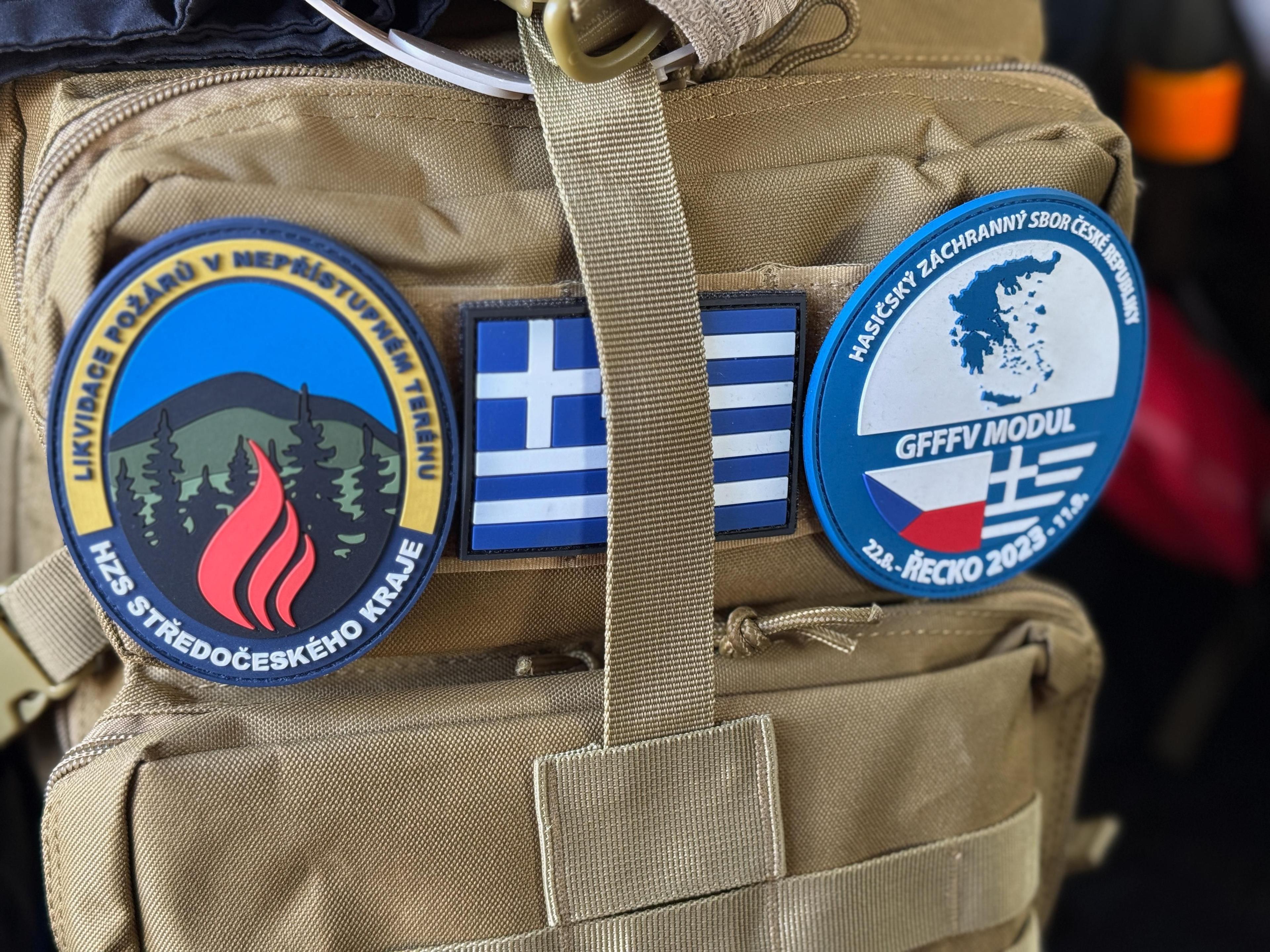 Čeští hasiči vyrazili 14. července do Řecka, aby tam byli k dispozici pro případ pomoci s lesními požáry, které zemi často sužují. Dvaadvacetičlenný tým bude monitorovat a prozkoumávat rizikové oblasti, připravovat techniku a zázemí nebo plánovat trasy pro případné zásahy. 