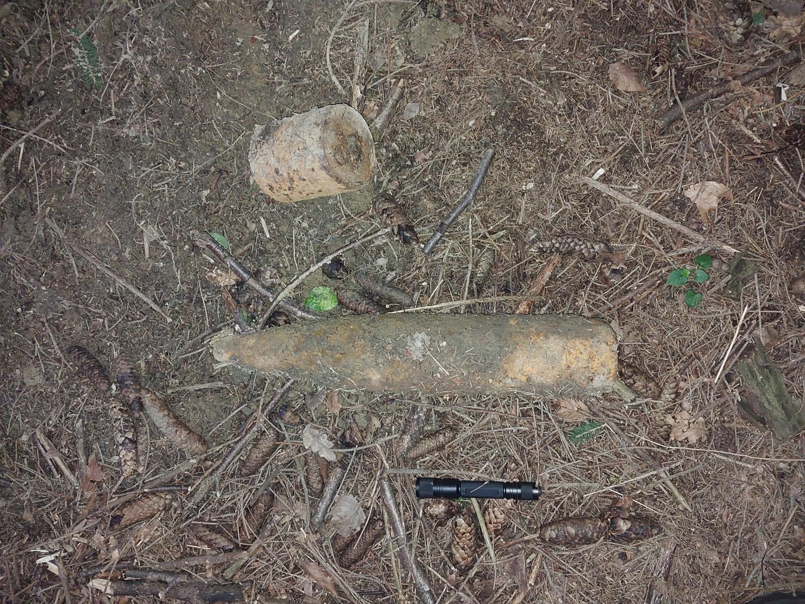 Na dvou místech Česka objevili v tomto týdnu lidé munici z druhé světové války. Na Uherskohradišťsku našli kus granátu a miny (na snímku), na Děčínsku granát. Na dvou místech Česka objevili v tomto týdnu lidé munici z druhé světové války. Na Uherskohradišťsku našli kus granátu a miny (na snímku), na Děčínsku granát.