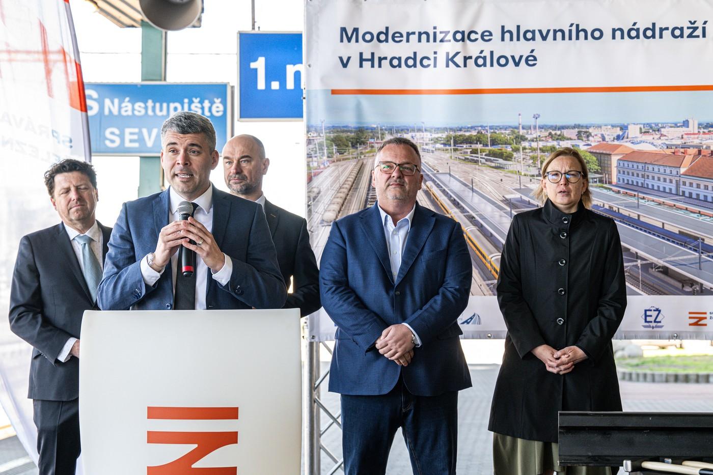 generální ředitel Správy železnic Tomáš Tóth, ministr dopravy Ivan Bednárik, primátorka Pavlína Springerová