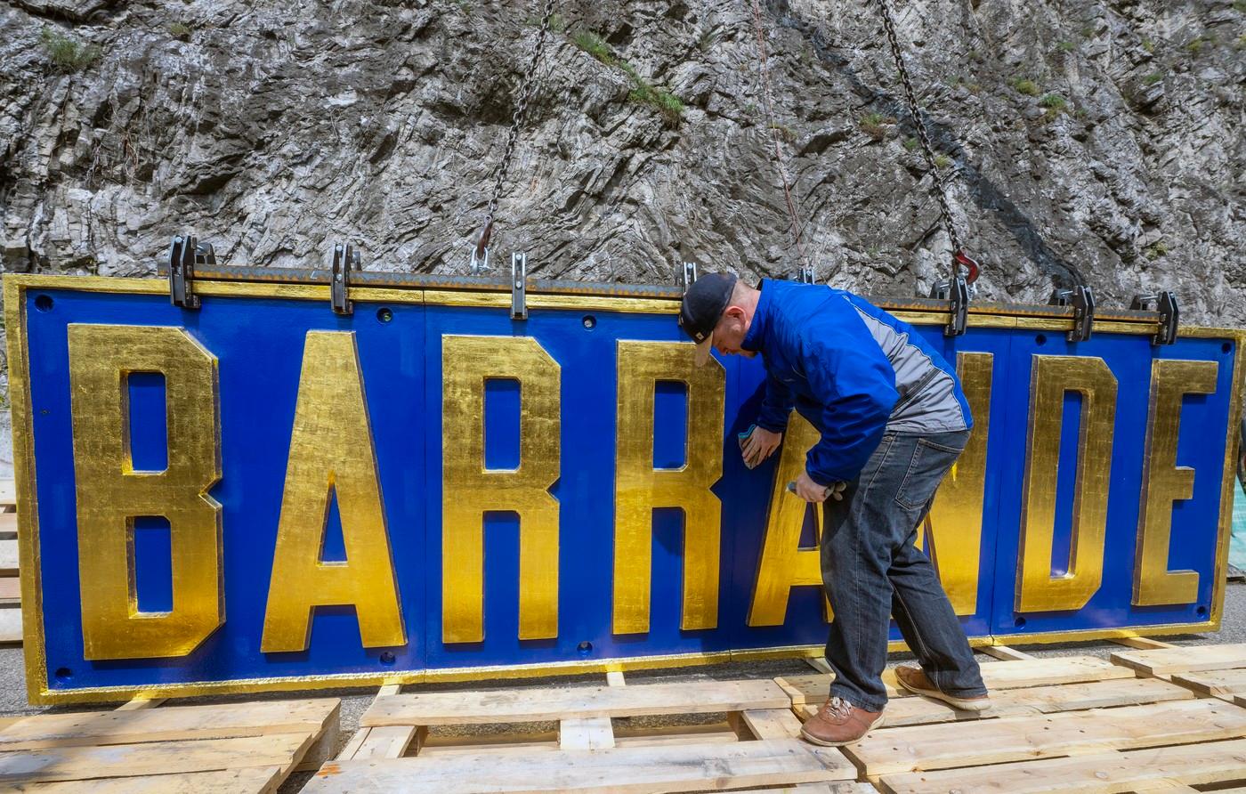 Deska vážící 800 kilogramů prošla kompletní rekonstrukcí a má pozlacená písmena a rám, autor: ČTK