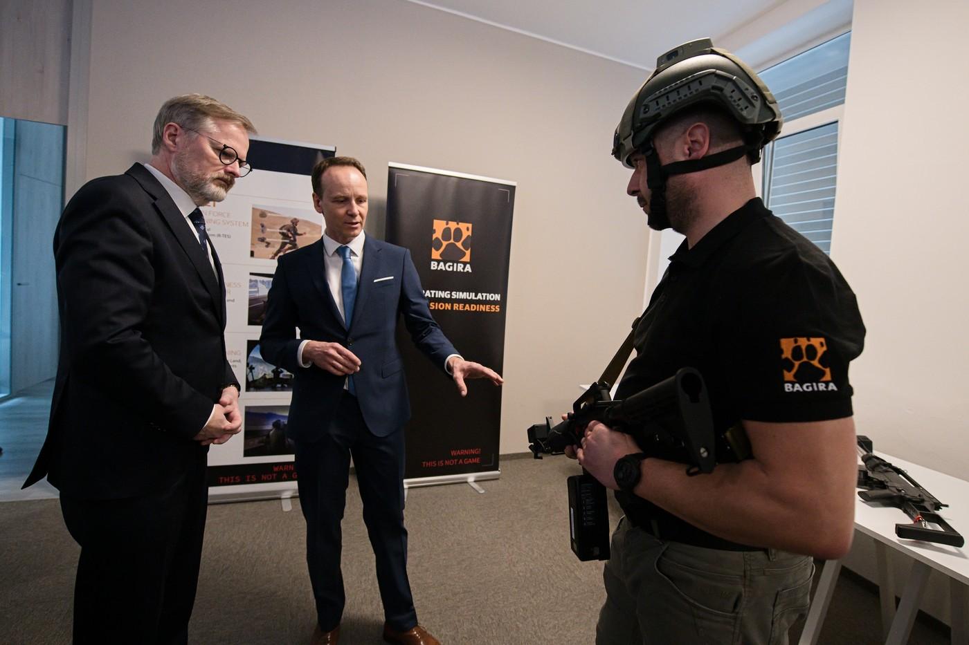 Premiér Petr Fiala (vlevo) navštívil výrobce výcvikových a simulačních systémů Bagira Systems, 17. března 2025, Brno. Uprostřed ředitel společnosti Bagira Systems Martin Jandl.