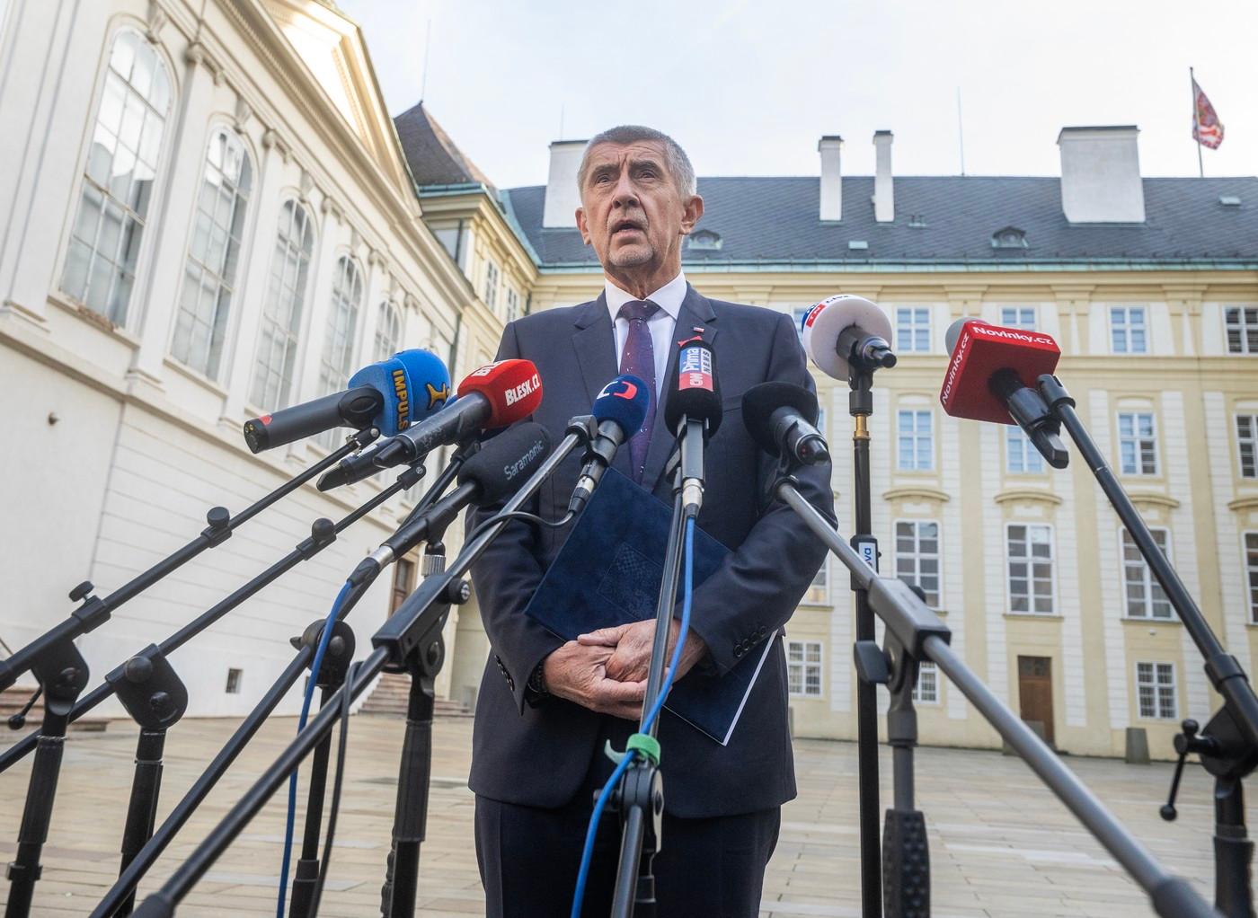 Předseda ANO Andrej Babiš hovoří s novináři po schůzce s prezidentem Petrem Pavlem k návrhu programového prohlášení budoucí vlády, kterou ANO skládá s hnutím SPD a Motoristy, 12. listopadu 2025