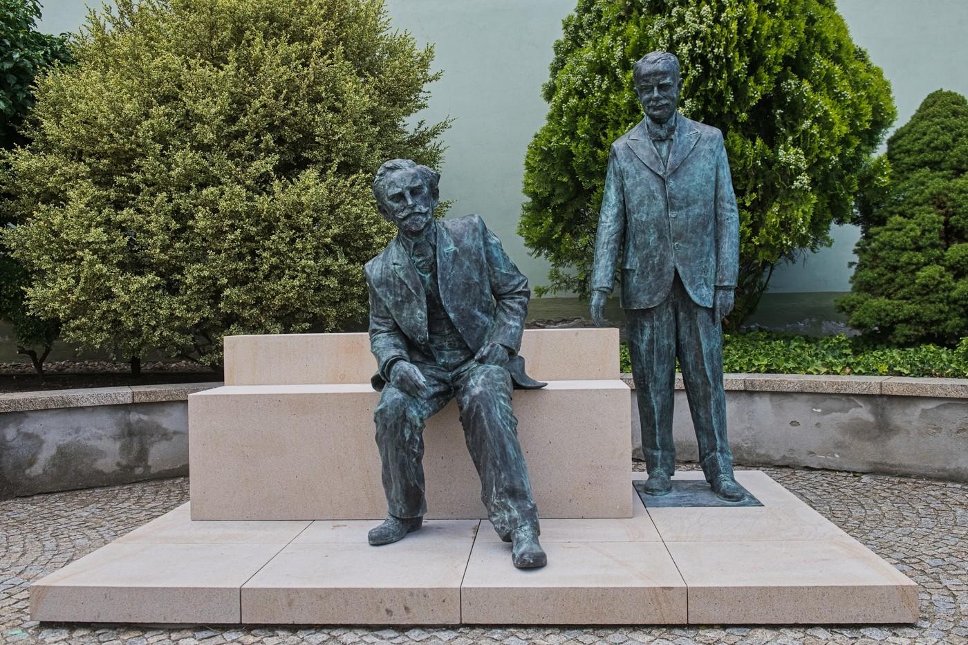 Slavnostní odhalení sousoší Alfonse Muchy (vlevo) a Maxe Dvořáka, 27. června 2025, Hrušovany nad Jevišovkou, Znojemsko.