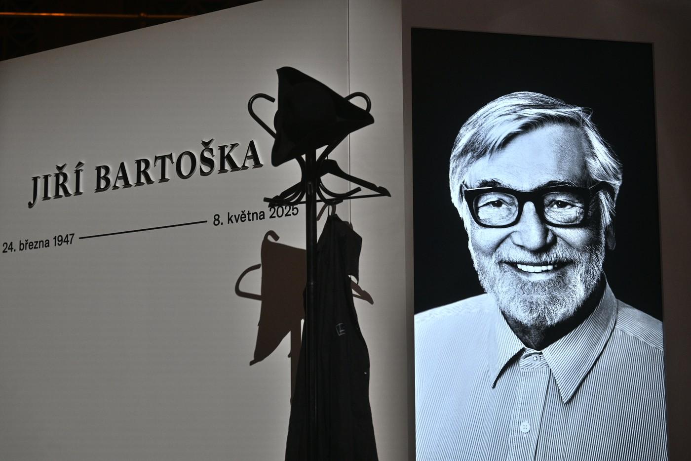 Poslední rozloučení s hercem a prezidentem karlovarského festivalu Jiřím Bartoškou, který zemřel 8. května ve věku 78 let, 20. května 2025, Praha. Pietní místo, kam lidé nosí květiny, je replikou jeho kanceláře.