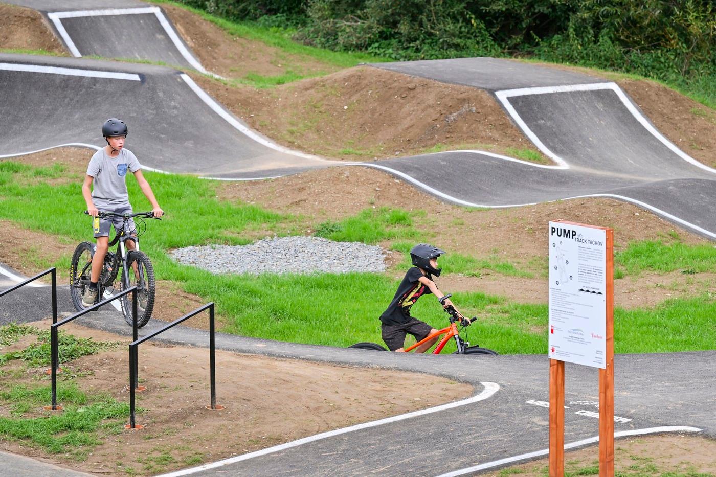 Pumptrack pod sjezdovkou Vysoká určený pro jízdu na kole, koloběžce, skateboardu i na in-line bruslích Pumptrack pod sjezdovkou Vysoká určený pro jízdu na kole, koloběžce, skateboardu i na in-line bruslích
