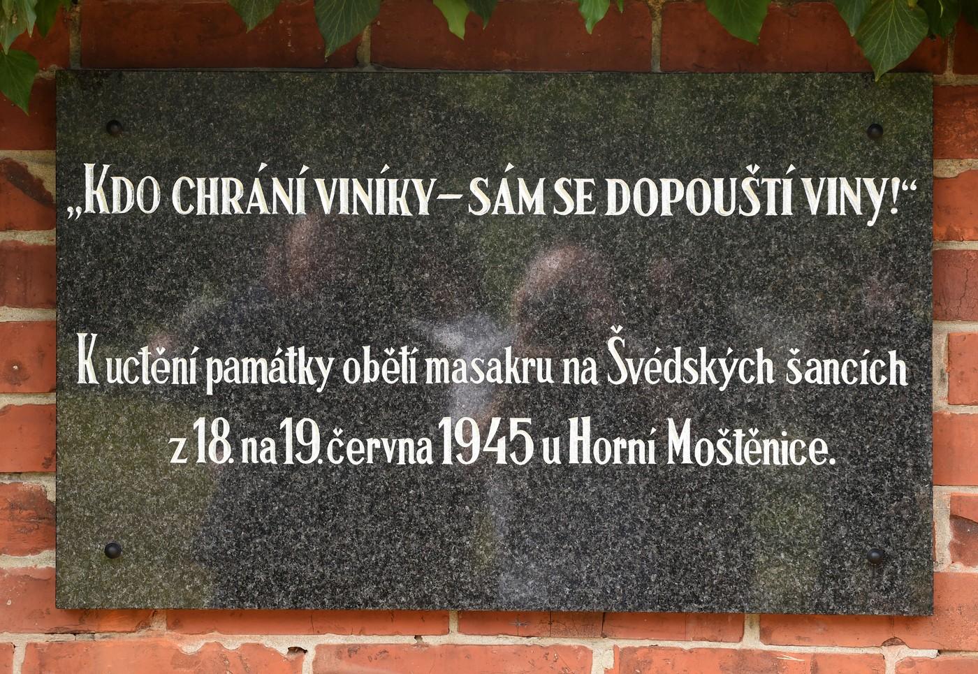 Na Ústředním hřbitově v Olomouci slavnostně odhalili 16. června 2016 pamětní desku připomínající masakr téměř 270 karpatských Němců československými vojáky na návrší zvaném Švédské šance u Přerova. Masakr se odehrál v noci z 18. na 19. června 1945. Naprostou většinu povražděných tvořily ženy a děti. Hromadný hrob jim museli vykopat místní lidé. Nejmladším obětem bylo pouze několik měsíců. Na Ústředním hřbitově v Olomouci slavnostně odhalili 16. června 2016 pamětní desku připomínající masakr téměř 270 karpatských Němců československými vojáky na návrší zvaném Švédské šance u Přerova. Masakr se odehrál v noci z 18. na 19. června 1945. Naprostou většinu povražděných tvořily ženy a děti. Hromadný hrob jim museli vykopat místní lidé. Nejmladším obětem bylo pouze několik měsíců.