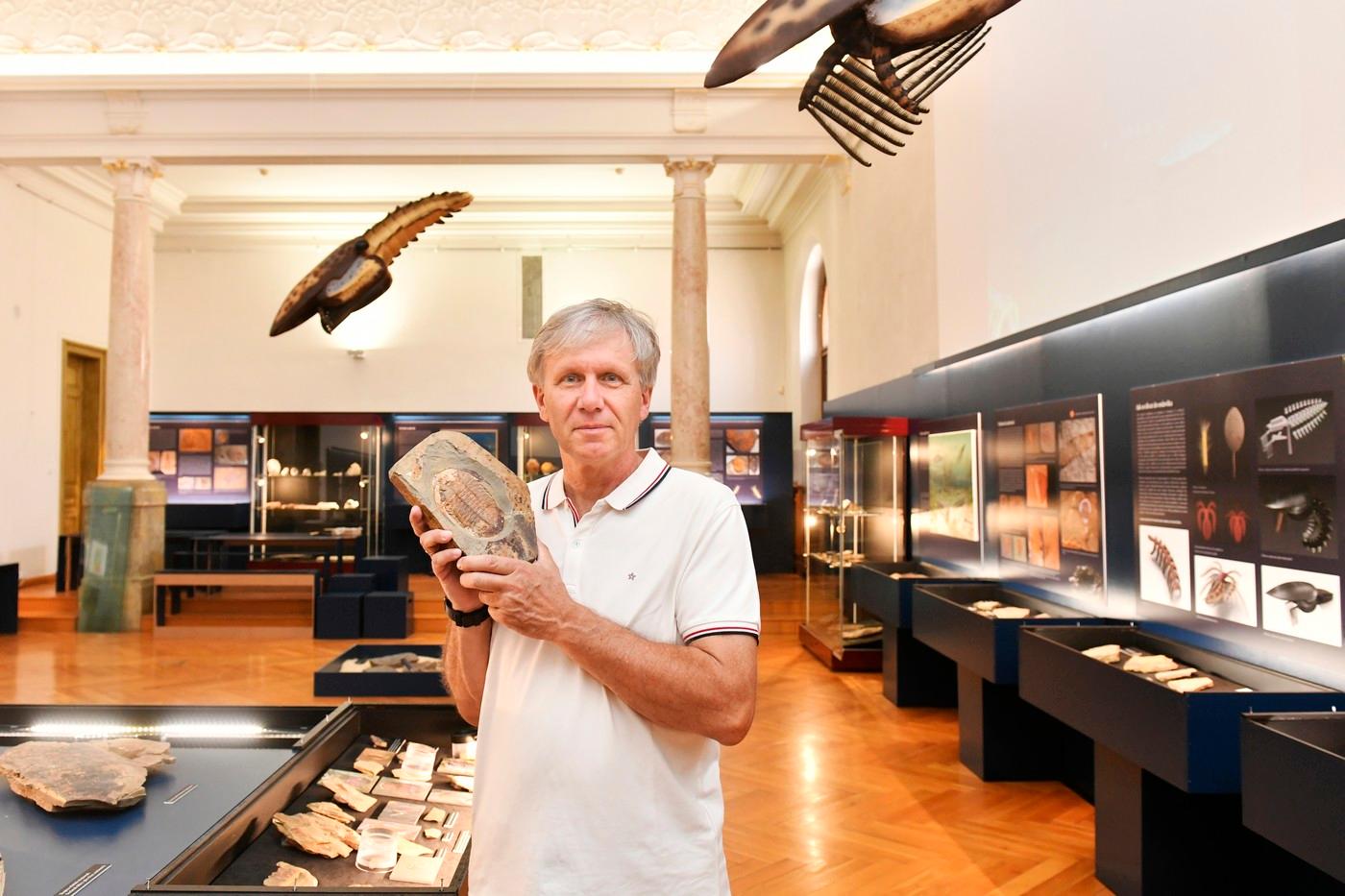 Autor výstavy Petr Kraft ukazuje exponáty na výstavě Velké a malé bytosti ordovického moře aneb unikátní okno do pravěku, která představuje ordovické uloženiny z Plzeňska a Rokycanska a srovnávací sbírku fosilií z Maroka, 19. června 2025, Plzeň. Autor výstavy Petr Kraft ukazuje exponáty na výstavě Velké a malé bytosti ordovického moře aneb unikátní okno do pravěku, která představuje ordovické uloženiny z Plzeňska a Rokycanska a srovnávací sbírku fosilií z Maroka, 19. června 2025, Plzeň.