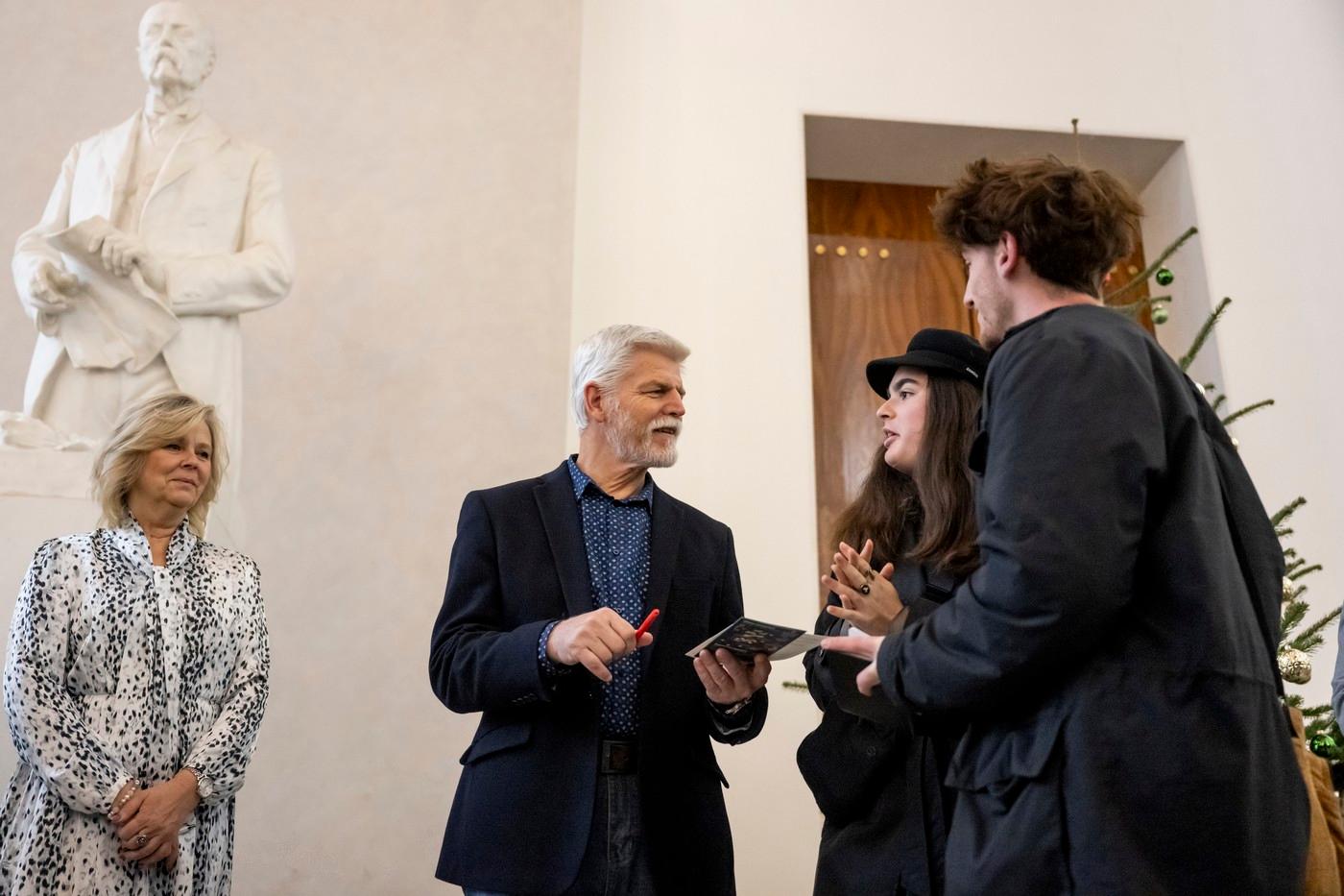 Den otevřených dveří na Pražském hradě, který zahájil prezident Petr Pavel (druhý zleva) s manželkou Evou (vlevo).