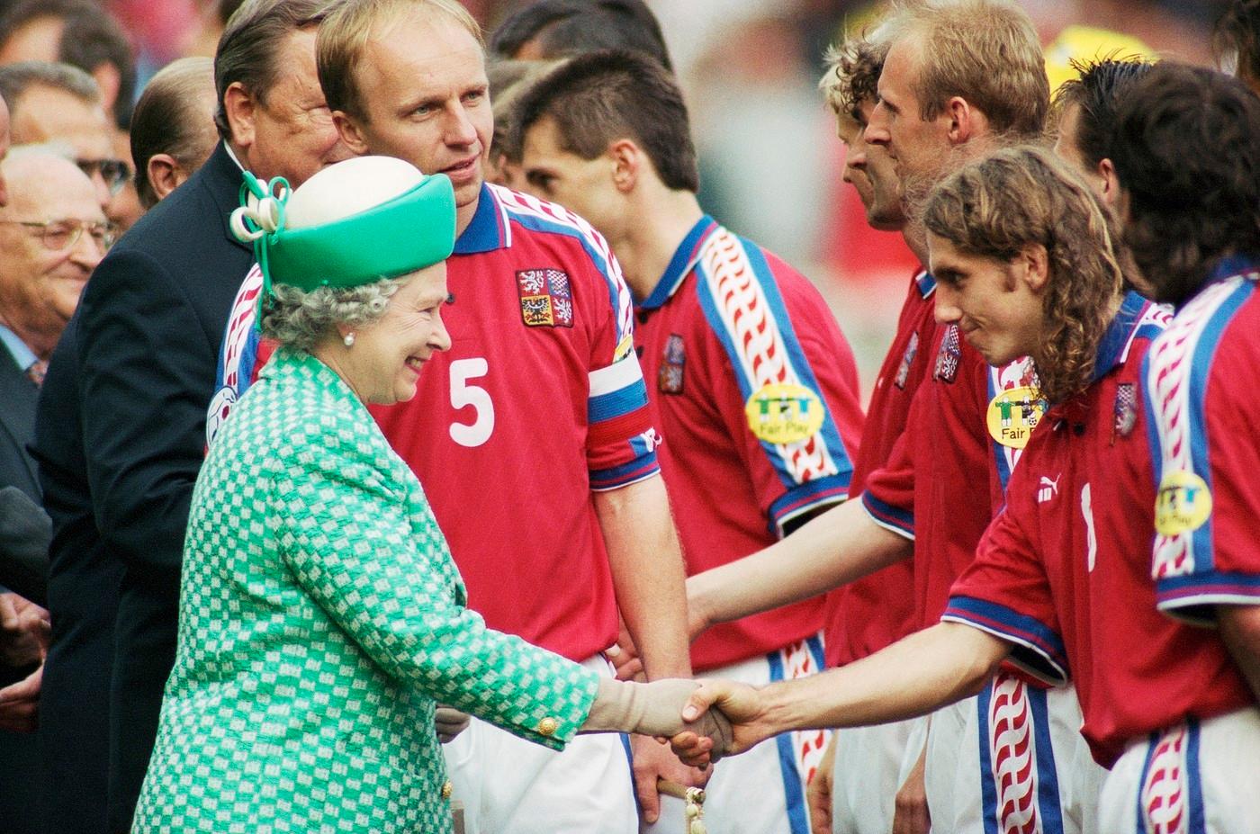 Britská královna Alžběta II. se zdraví s Karlem Poborským před zahájením finále ČR - Německo na fotbalovém mistrovství Evropy (ME 96, Euro), vlevo za královnou kapitán českého týmu Miroslav Kadlec.
