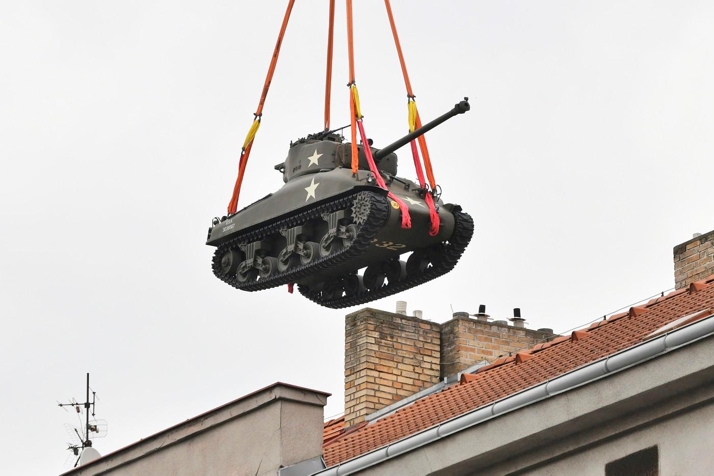 Třicetitunový historický americký tank Sherman zvedal jeřáb přes třípodlažní dům na Klatovské třídě na dvůr vznikajícího muzea osvobození. Třicetitunový historický americký tank Sherman zvedal jeřáb přes třípodlažní dům na Klatovské třídě na dvůr vznikajícího muzea osvobození.