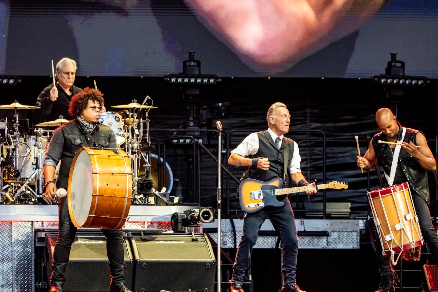 Koncert amerického zpěváka a kytaristy Bruce Springsteena (druhý zprava) za doprovodu kapely The E Street Band, 15. června 2025, Praha.