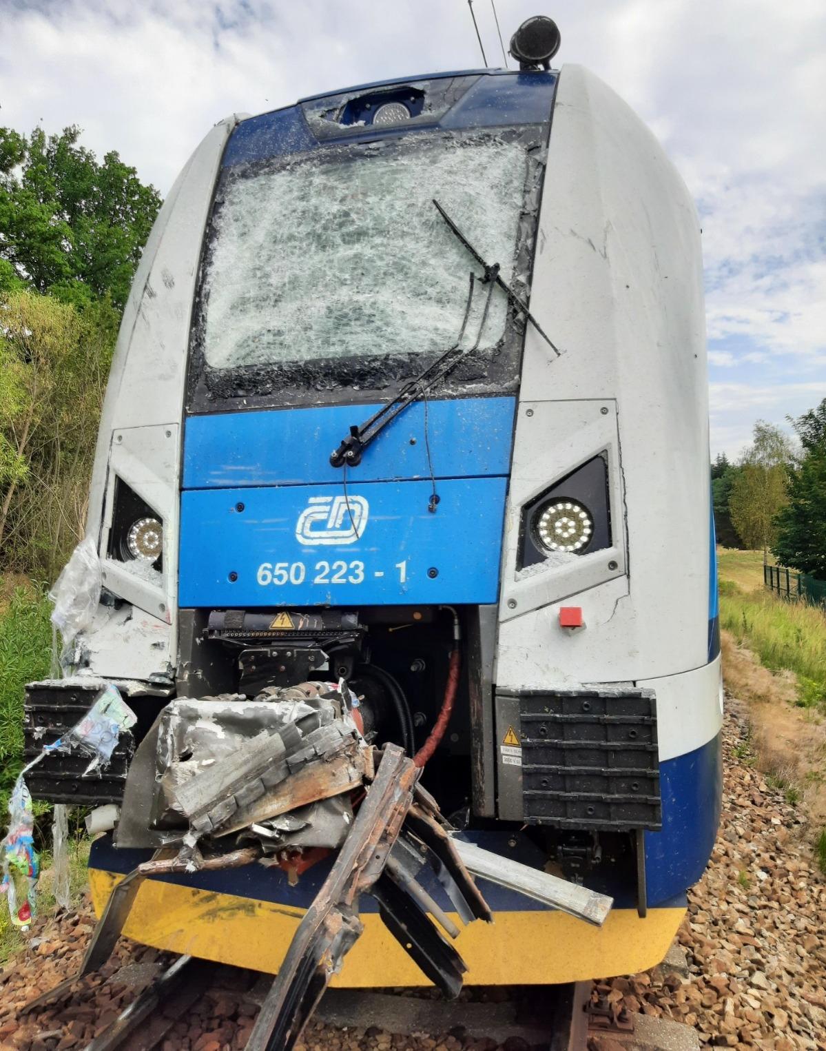Mezi Českými Velenicemi a Borovany se srazil osobní vlak s nákladním autem. Nehoda se stala na přejezdu mezi Jílovicemi a Novými Hrady.