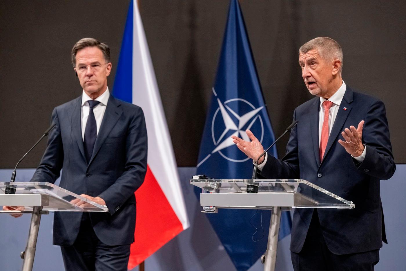 Premiér Andrej Babiš (ANO) a generální tajemník NATO Mark Rutte (vlevo) vystoupili na tiskové konferenci po jednání ve Strakově akademii.
