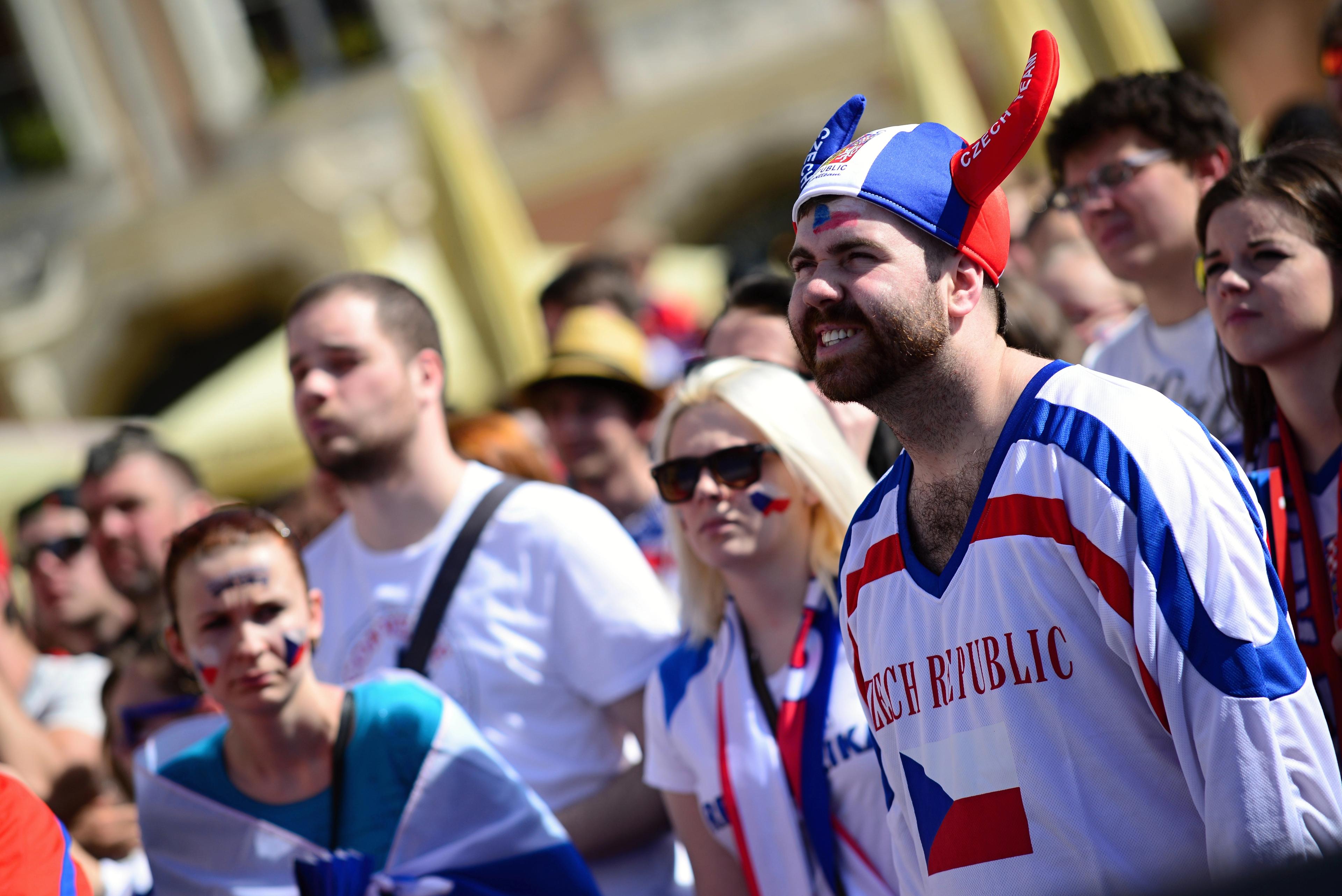 Čeští fanoušci sledují přímý přenos na Staroměstském náměstí