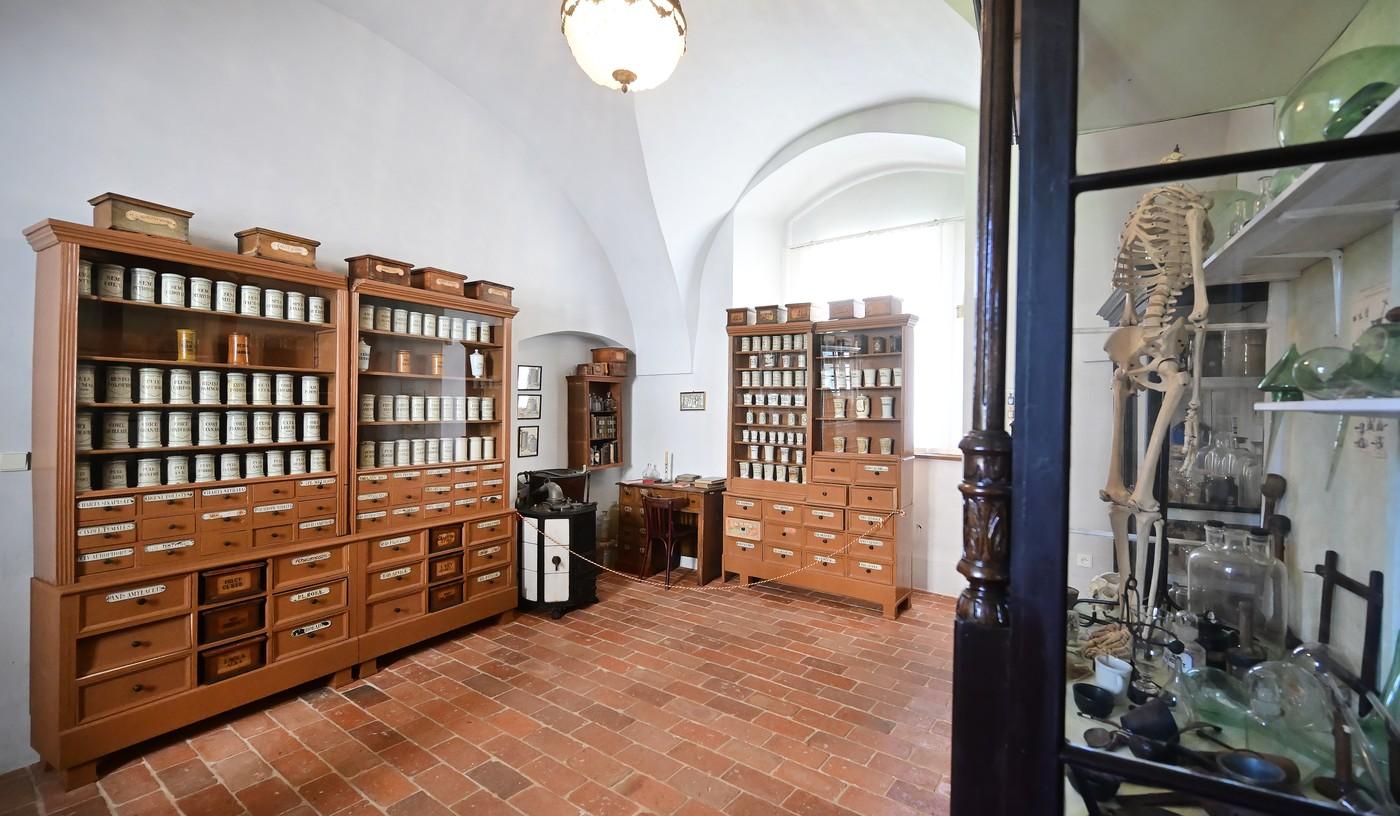 Instalace výstavy Skryté tváře lékárny v Polné, 26. června 2025, Polná, Jihlavsko. Místní lékárna (na snímku) fungovala ve městě od konce 17. století.