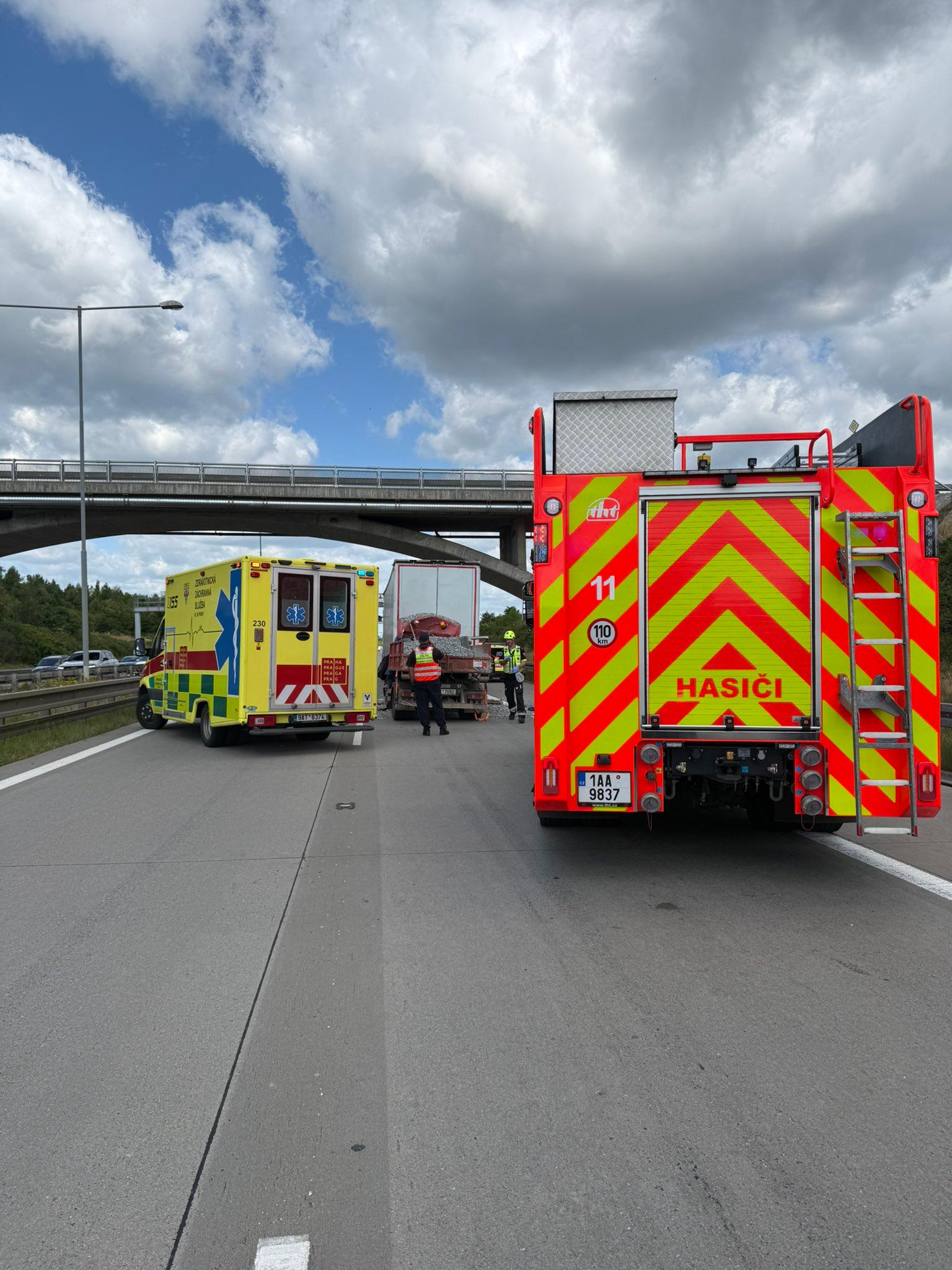 Hasiči zasahovali u nehody nákladního auta a kamionu před Komořanským tunelem na Pražském okruhu ve směru na dálnici D5, 24. června 2025, Praha. Při srážce zemřeli dva lidé. Hasiči zasahovali u nehody nákladního auta a kamionu před Komořanským tunelem na Pražském okruhu ve směru na dálnici D5, 24. června 2025, Praha. Při srážce zemřeli dva lidé.