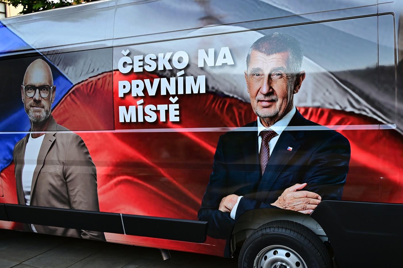 Předvolební reklamní polep na autech hnutí Ano v Brně. Předvolební reklamní polep na autech hnutí Ano v Brně.