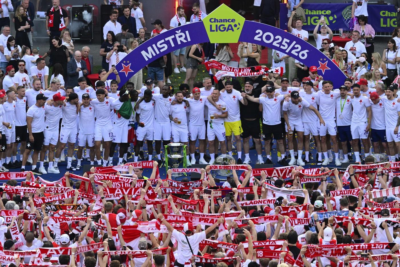 Hráči SK Slavia Praha oslavují společně s fanoušky zisk mistrovského titulu.
