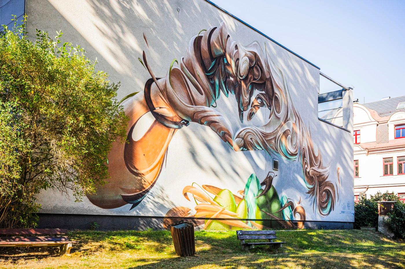Nový mural Ruce na budově městské policie. Nový mural Ruce na budově městské policie.