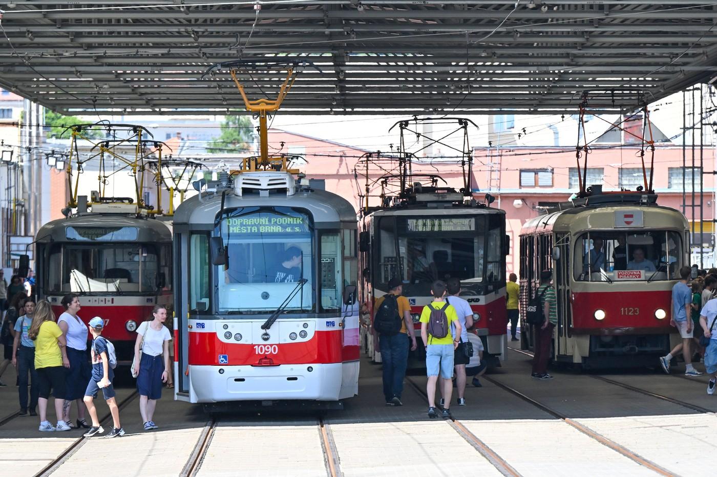 Lidé procházejí vozovnou Pisárky v rámci akce Dopravní nostalgie, při níž jezdí brněnskými ulicemi historické vozy MHD, 14. června 2025, Brno. Lidé procházejí vozovnou Pisárky v rámci akce Dopravní nostalgie, při níž jezdí brněnskými ulicemi historické vozy MHD, 14. června 2025, Brno.
