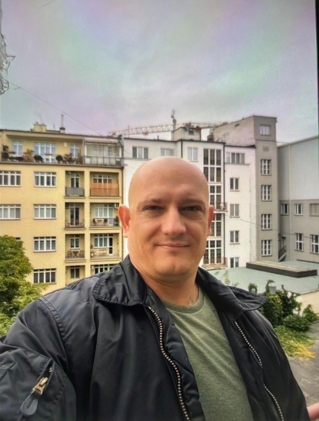 Hledaný muž je nebezpečný. Lidé ho nemají zkoušet zadržet.