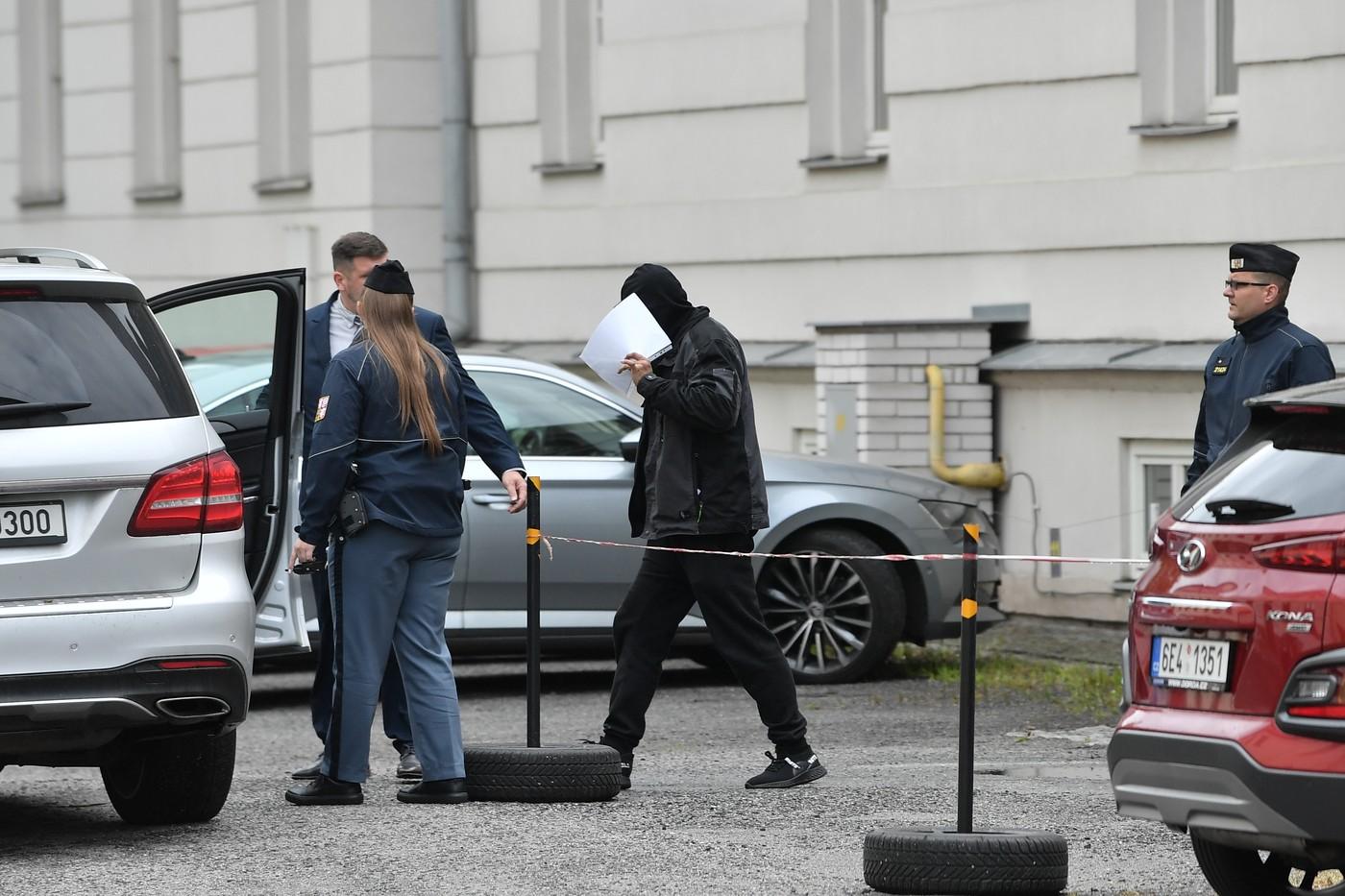 Muž (uprostřed) podezřelý z krádeže vzácné relikvie, lebky svaté Zdislavy z Lemberka, odchází od okresního soudu, který ho neposlal do vazby. Muž (uprostřed) podezřelý z krádeže vzácné relikvie, lebky svaté Zdislavy z Lemberka, odchází od okresního soudu, který ho neposlal do vazby.