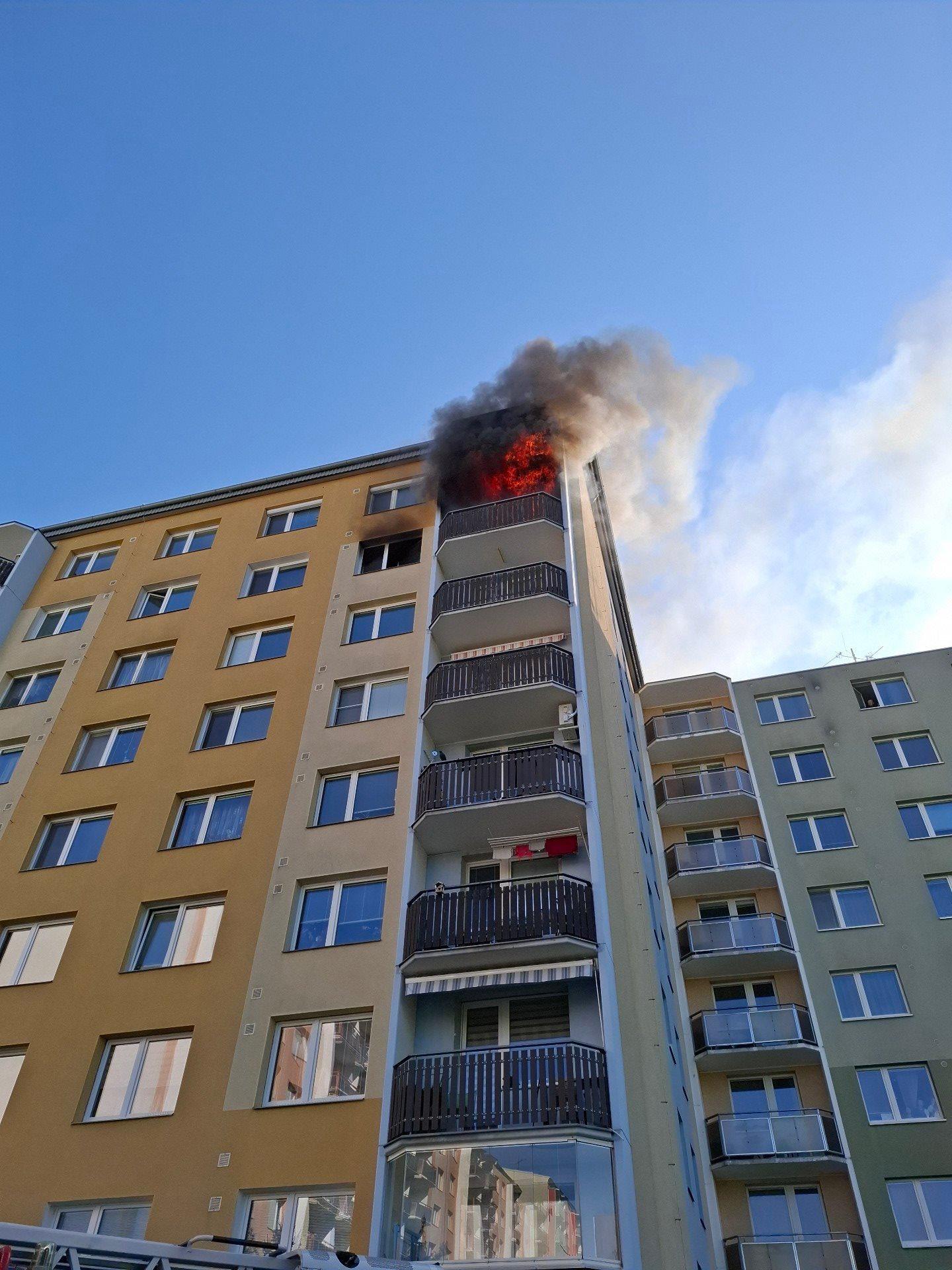 Na sídlišti Hloučela v Prostějově dnes dopoledne hořelo v bytě panelového domu. Zakouřený dům muselo opustit 51 lidí, informovali hasiči na sociální síti X. Tři lidi, kteří se nadýchali zplodin hoření, zdravotničtí záchranáři převezli do nemocnice, řekla ČTK mluvčí záchranné služby Lucie Mikisková. Po poledni se lidé postupně mohli začít vracet do svých bytů, řekla ČTK mluvčí hasičů Lucie Balážová. Příčina požáru ani výše škody zatím známé nejsou.  Podle zveřejněné fotografie hořel byt v předposledním patře výškového domu. "Budova byla silně zakouřena, evakuovali jsme proto z celého vchodu ve spolupráci s Policií ČR 51 osob," napsali hasiči.  Záchranáři převzali do péče tři lidi, kteří se nadýchali zplodin hoření, popálení nebyli, řekla Mikisková. "Byli převezeni na interní oddělení prostějovské nemocnice," dodala.  Požár byl hasičům nahlášen kolem 09:30. Hasiči během zásahu vyhlásili druhý ze čtyř stupňů požárního poplachu. Na místě zasahovalo devět hasičských jednotek vnitřkem budovy a také s pomocí výškové techniky. Dům poté odvětrávali. "Celý objekt jsme zkontrolovali. Vypadá to, že všechny byty kromě zasaženého požárem by měly být obyvatelné," uvedla Balážová. Lidé mohou případně využít náhradního bydlení po dohodě s městem. Po poledni se lidé postupně vraceli do svých bytů.