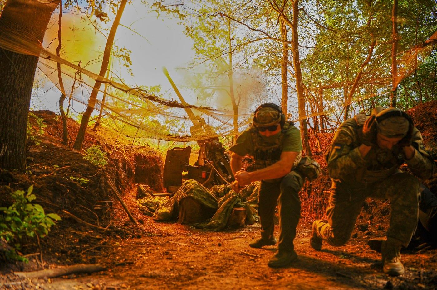 Ukrajinští vojáci střílejí na pozice ruské armády poblíž Charkova na Ukrajině, pondělí 2. června 2025