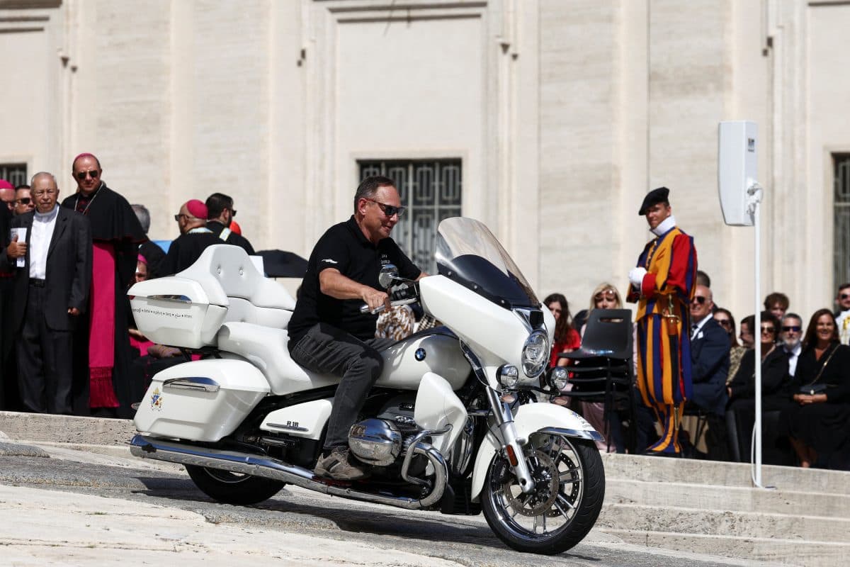 Motockl podepsaný papežem. Peníze z dražby půjdou na charitu