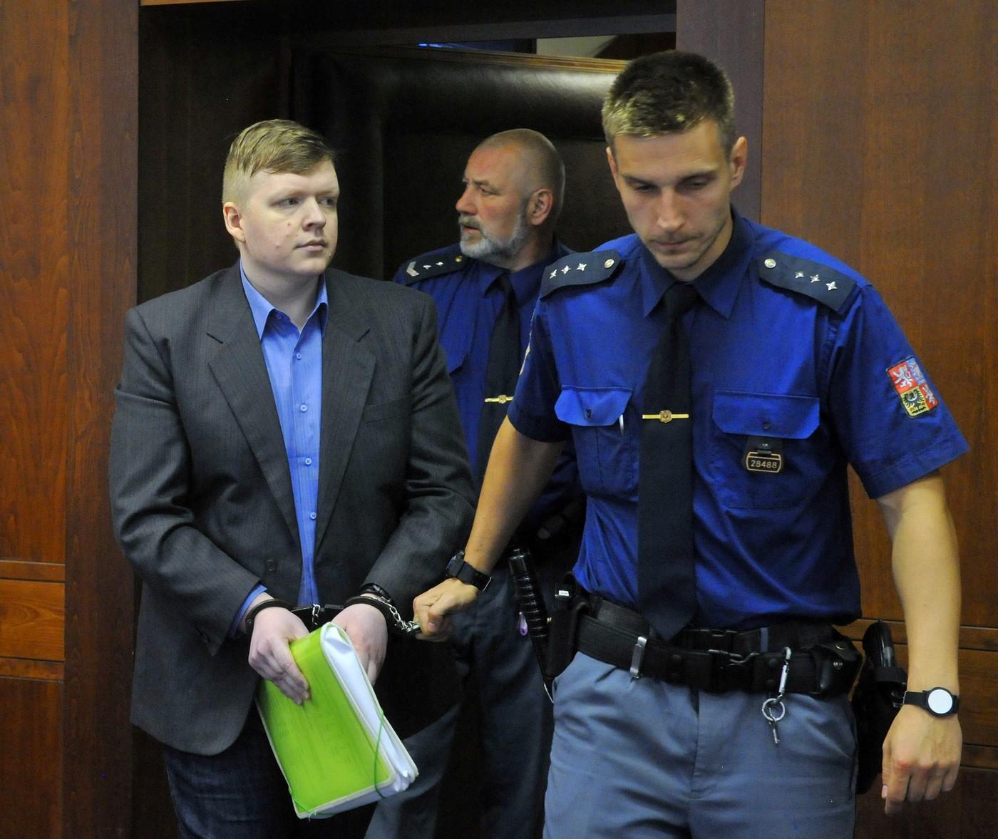 Foto z roku 2018: Před senátem Vrchního soudu v Olomouci stanul 30. května Tomáš Jiřikovský obžalovaný z odcizení bitcoinů za více než 16 milionů korun z internetového obchodu Sheep Marketplace, ale i z nakládání s drogami a nedovoleného ozbrojování. Spolu s Jiřikovským u soudu stanula i jeho manželka kvůli údajné legalizaci výnosu z trestné činnosti svého muže. Krajský soud mu uložil devět let, jeho ženu zprostil obžaloby.