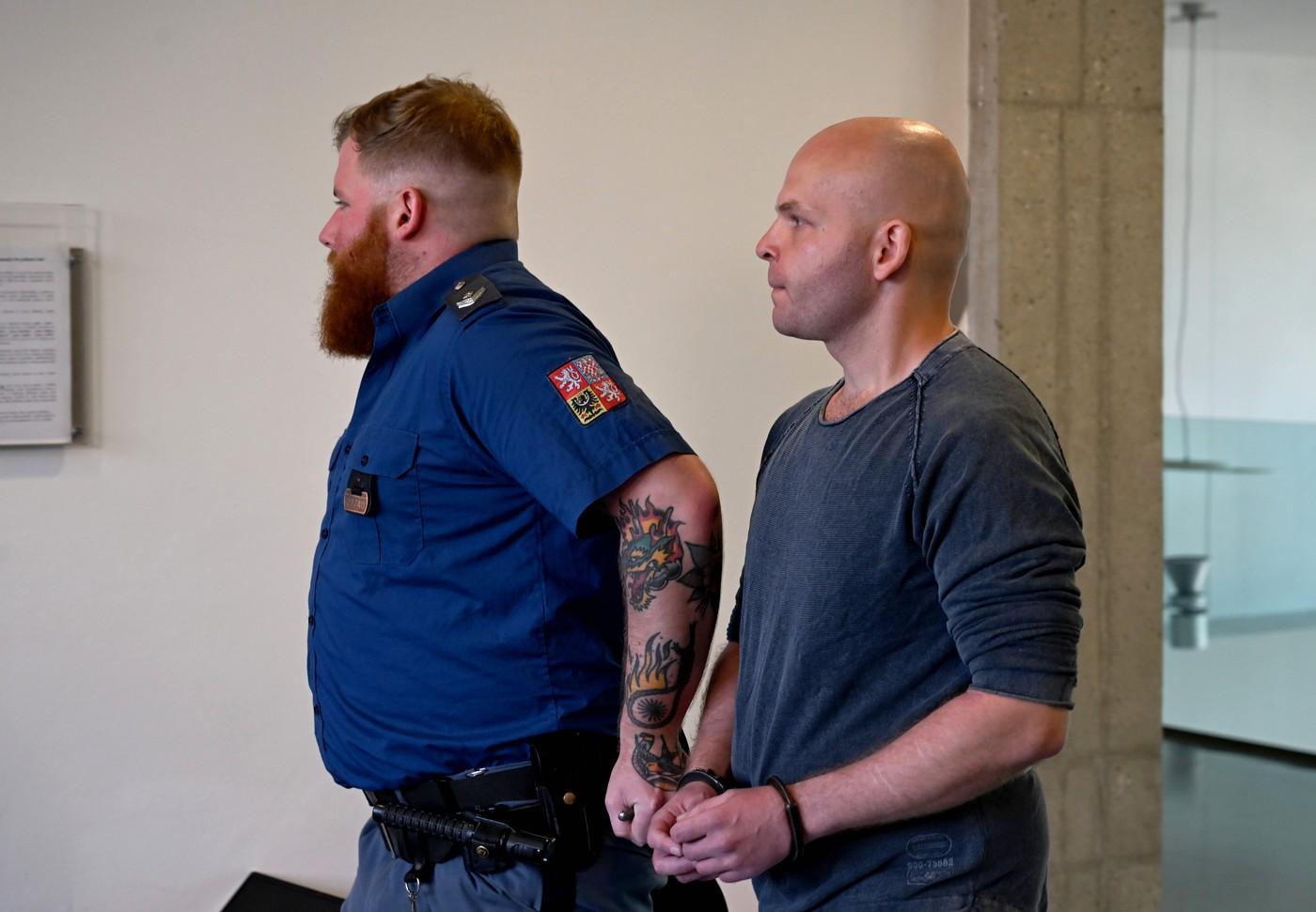 Před krajským soudem stanul Patrik Cigoš obžalovaný z vraždy ženy v Mírově na Šumpersku. Před krajským soudem stanul Patrik Cigoš obžalovaný z vraždy ženy v Mírově na Šumpersku.
