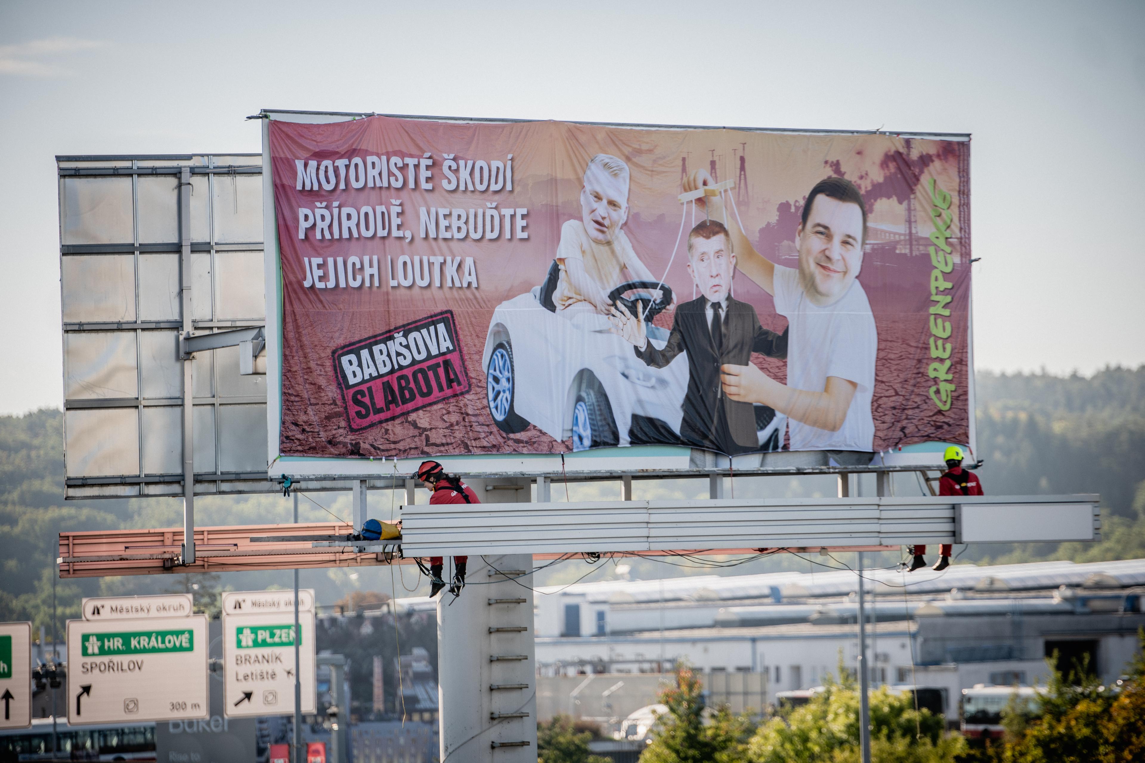  Greenpeace ČR překrylo u pražského Kačerova volební billboard hnutí ANO transparentem se vzkazem Andreji Babišovi, aby zasáhl proti Motoristům na MŽP 