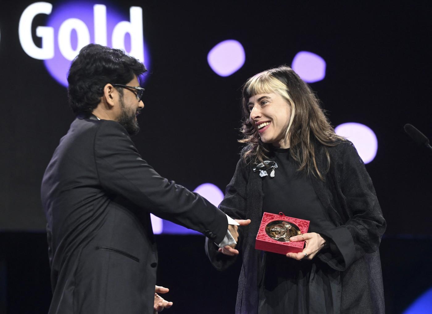 Pepa Lubojacki převzala během 76. ročníku Mezinárodního filmového festivalu v Berlíně cenu Berlinale za dokumentární film „Kdyby se holubi proměnili ve zlato“ Pepa Lubojacki převzala během 76. ročníku Mezinárodního filmového festivalu v Berlíně cenu Berlinale za dokumentární film „Kdyby se holubi proměnili ve zlato“