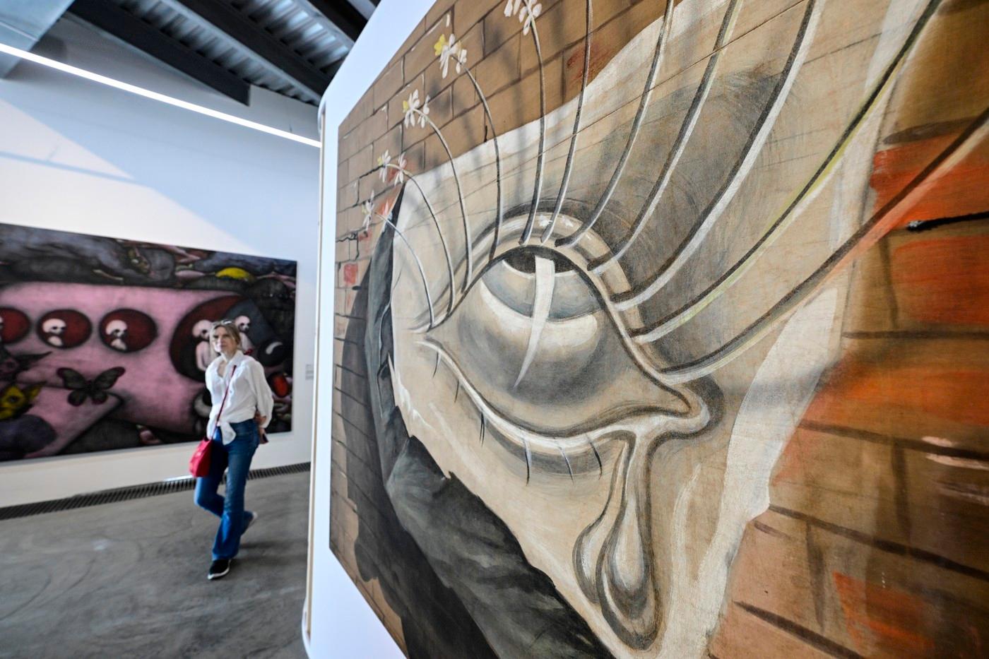 Novinářská komentovaná prohlídka výstavy Oko - Z očí do očí, která se zabývá přerodem symbolu oka v umění od roku 1900 do současnosti, 27. června 2025, Museum Kampa, Praha.