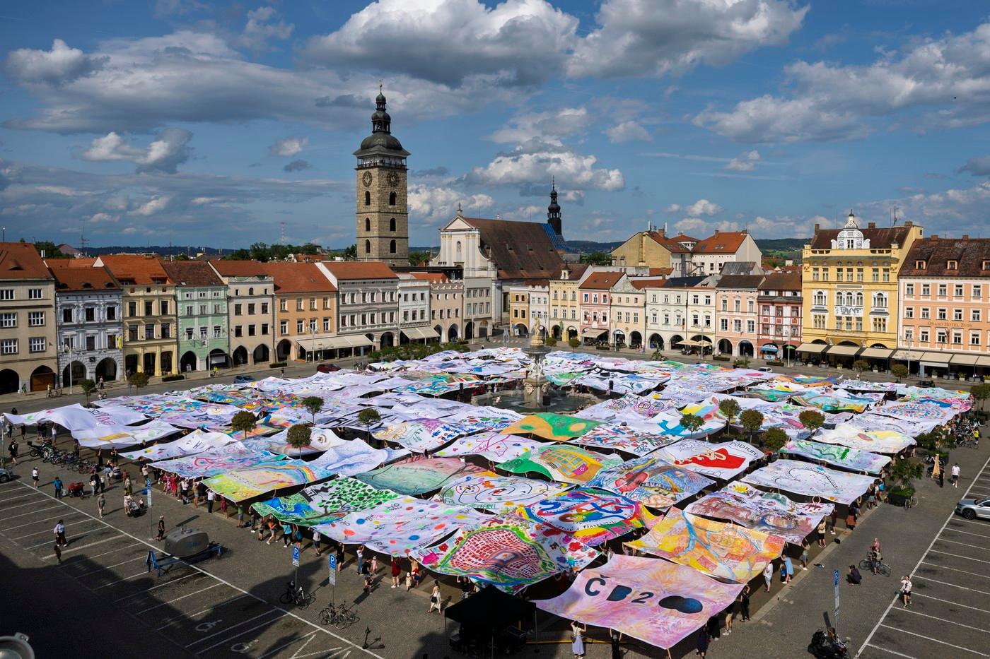Náměstí Přemysla Otakara II. zakryl obří obraz nazvaný Obraz pro moje město, který vznikl složením 92 pláten o velikosti osmkrát osm metrů, 6. června 2025, České Budějovice. Plátna pomalovali lidé z různých městských spolků, komunit, škol, institucí a organizací. Akce je součástí kulturních slavností SOUTOK - oslav výročí 760 let města České Budějovice.