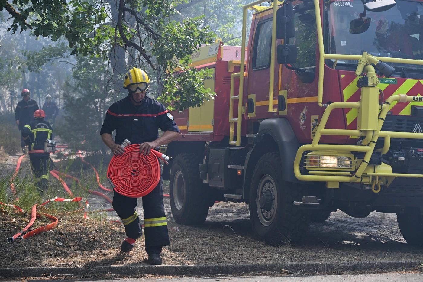 Hasiči zasahují proti lesnímu požáru v oblasti historického lesa Fontainebleau, asi 60 km (37 mil) jižně od Paříže Hasiči zasahují proti lesnímu požáru v oblasti historického lesa Fontainebleau, asi 60 km (37 mil) jižně od Paříže