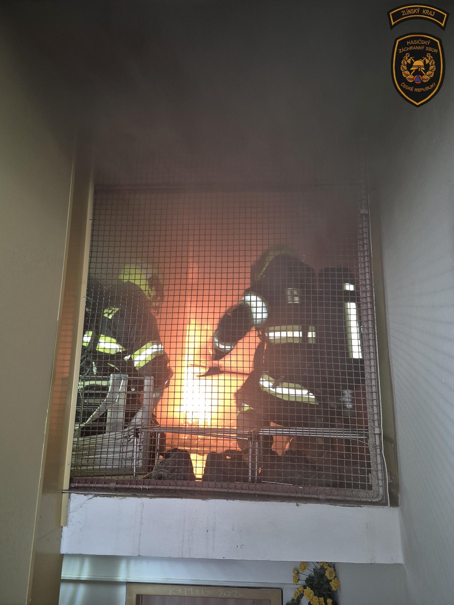 Hasiči zasahovali 25. února 2026 ráno u požáru v panelovém domě ve Valašském Meziříčí na Vsetínsku. Obyvatelé kvůli němu museli budovu opustit. Jeden člověk z bytu v nejvyšším poschodí, kde hořelo, se nadýchal zplodin hoření. Skončil v péči zdravotnické záchranné služby. Nikdo další zranění neutrpěl. Přesnou příčinu vzniku požáru a výši způsobené škody zjišťuje vyšetřovatel hasičů.