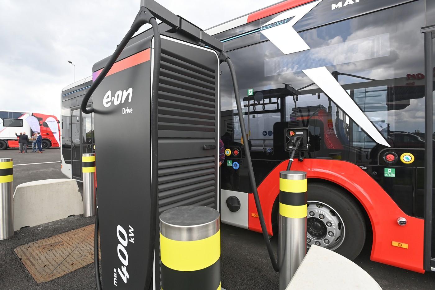 Slavnostní spuštění prvního veřejného dobíjecího hubu pro elektrické nákladní automobily a autobusy v České republice, 29. července 2025, Mořice, Prostějovsko. Každá ze čtyř dobíjecích jednotek mají maximální výkon 400 kilowattů a představují nejvýkonnější lokalitou v rámci sítě E.ON Drive Infrastructure. Slavnostní spuštění prvního veřejného dobíjecího hubu pro elektrické nákladní automobily a autobusy v České republice, 29. července 2025, Mořice, Prostějovsko. Každá ze čtyř dobíjecích jednotek mají maximální výkon 400 kilowattů a představují nejvýkonnější lokalitou v rámci sítě E.ON Drive Infrastructure.