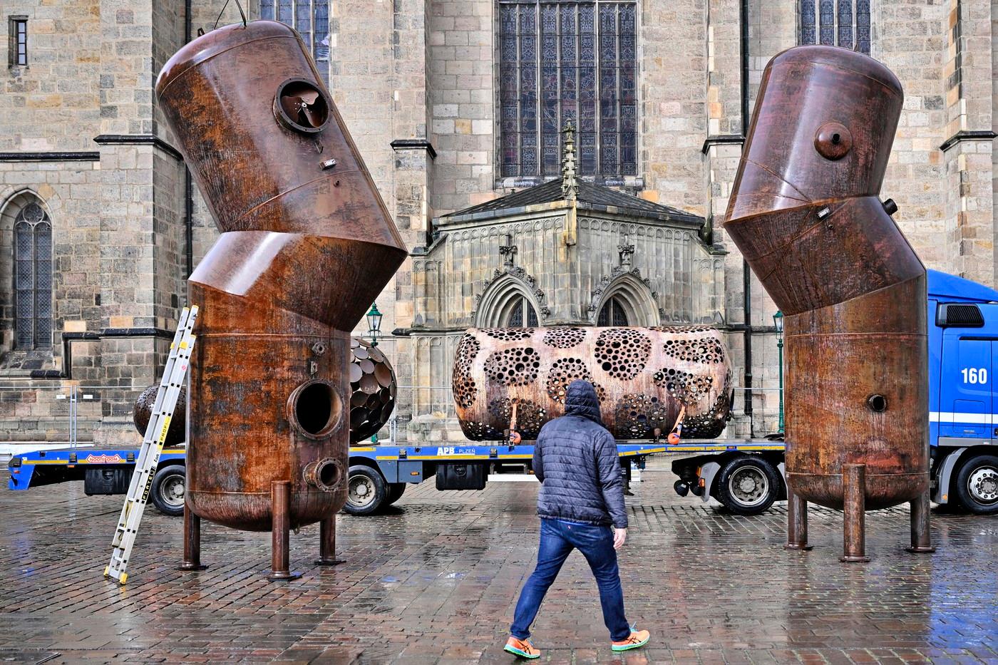 Příprava světelné sochařské galerie Čestmíra Sušky s názvem Rytíři a Věže pro festival světla Blik Blik. Příprava světelné sochařské galerie Čestmíra Sušky s názvem Rytíři a Věže pro festival světla Blik Blik.