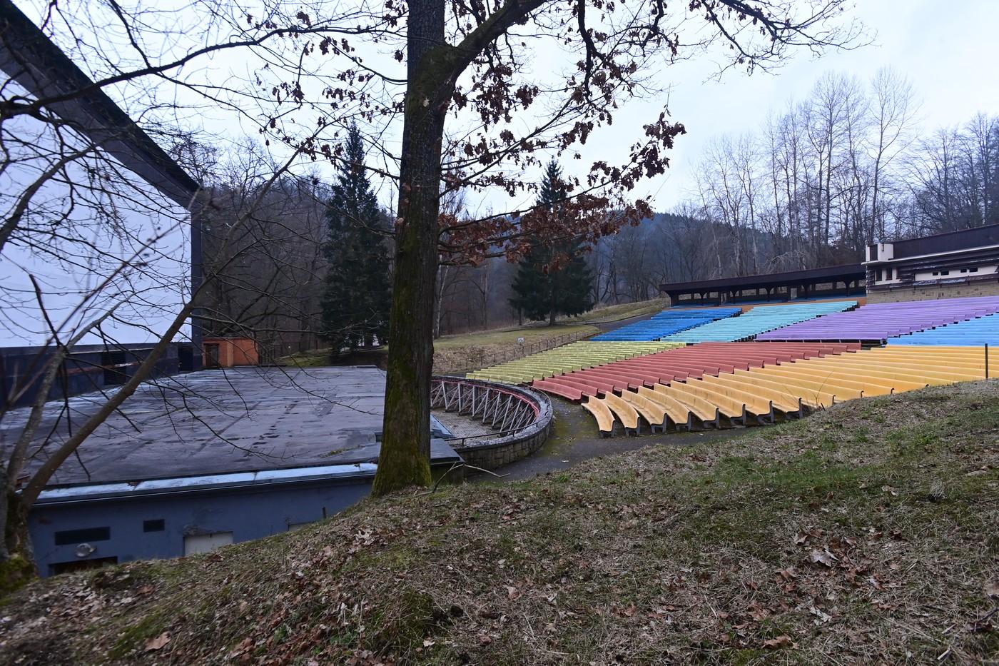 Opuštěné letní kino, 7. února 2025, Karlovy Vary. Zájemci o pronájem letního kina v Karlových Varech jednají s městem o podmínkách.