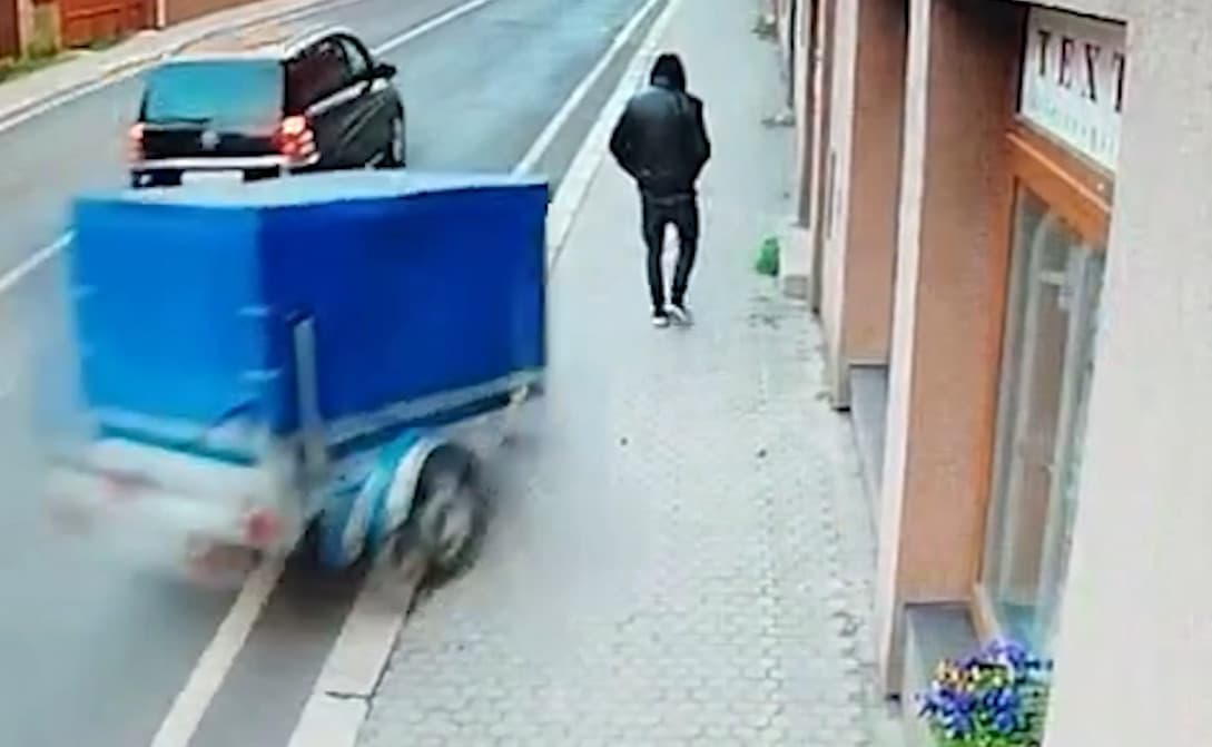 Záběr odpojeného vozíku těsně před nárazem