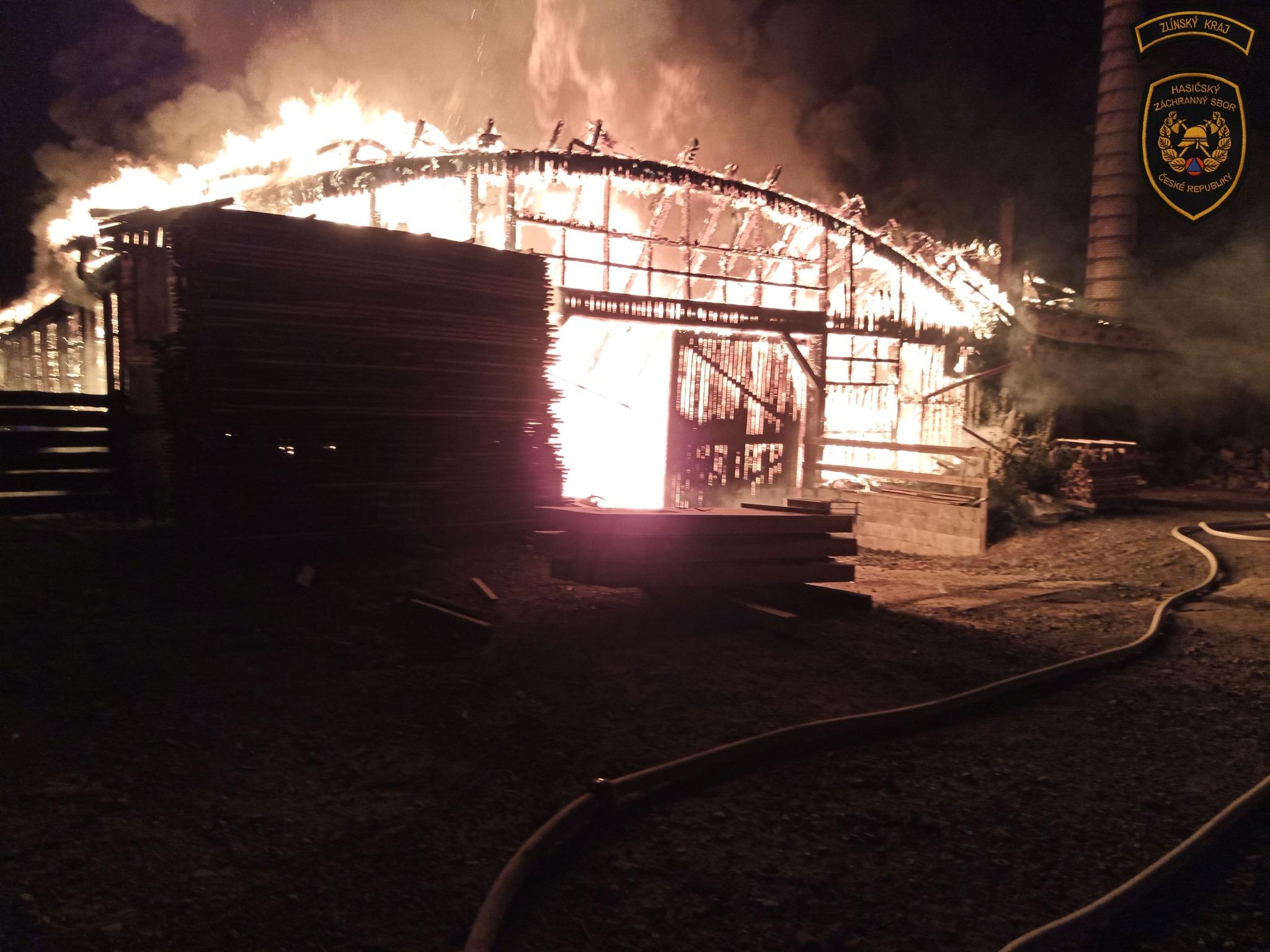 Hasiči zasahují od půlnoci 13. srpna u rozsáhlého požáru pily v Rajnochovicích na Kroměřížsku.