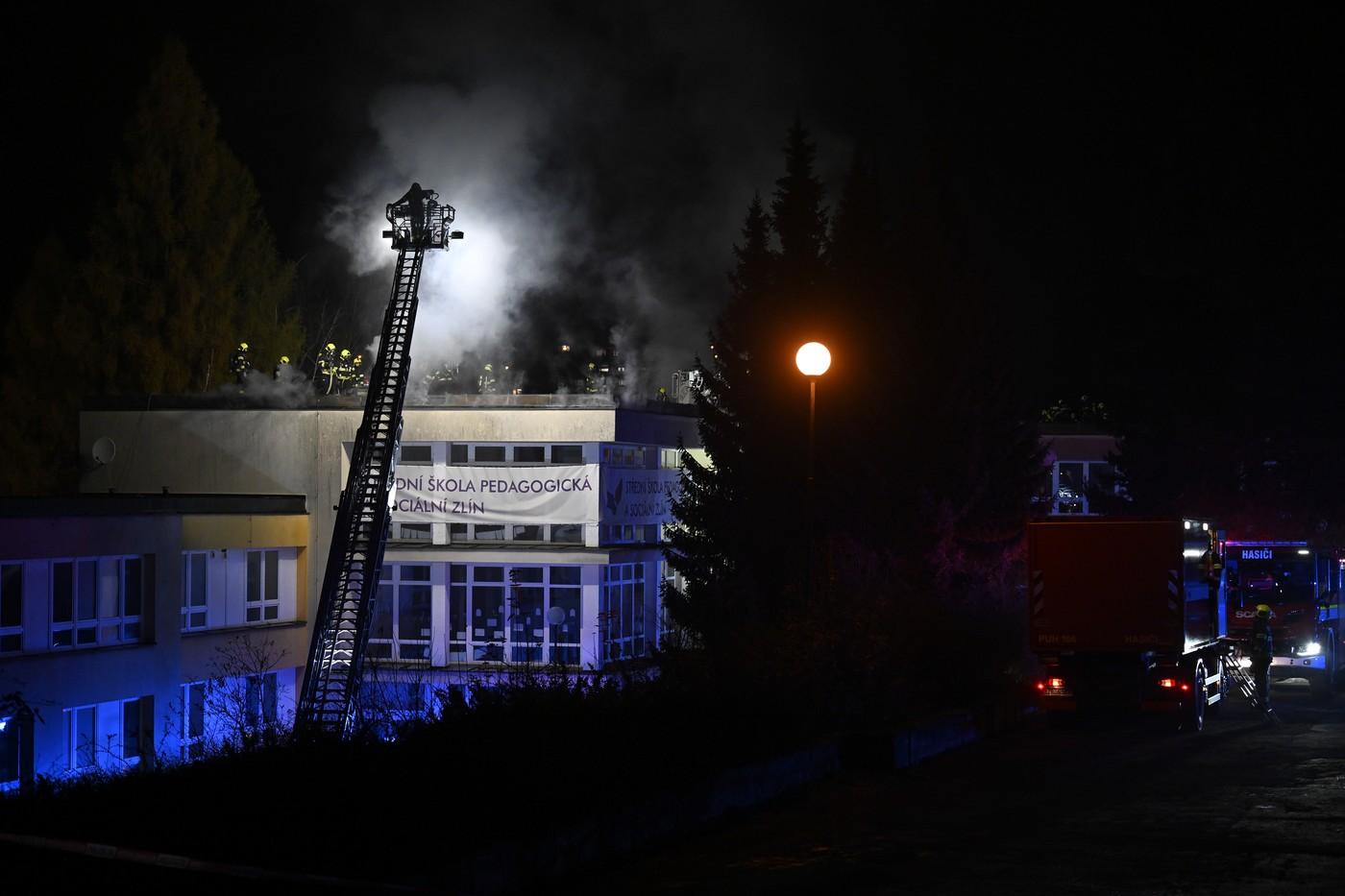 Hasiči ve Zlíně likvidují požár střechy na budově střední školy v České ulici.