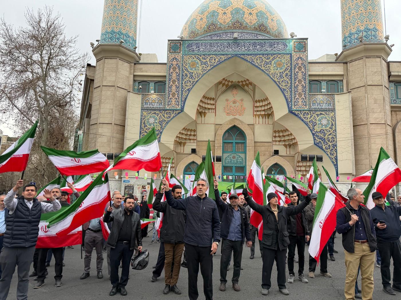 Účastní demonstrace na podporu vlády a proti útokům USA a Izraele v Teheránu